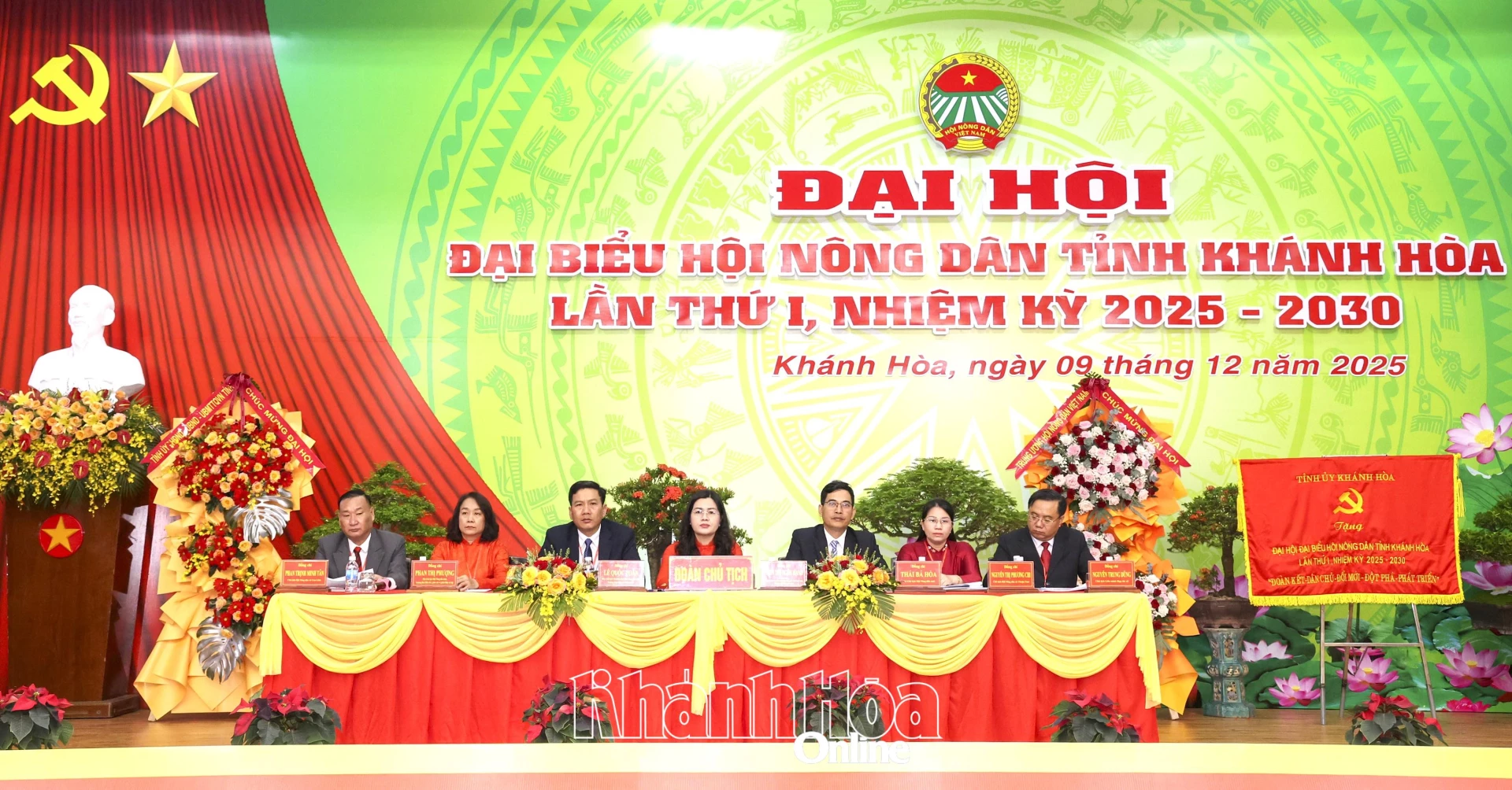 Đoàn Chủ tịch điều hành đại hội.