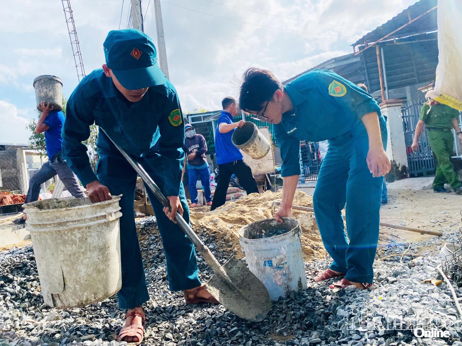 Hỗ trợ vận chuyển vật liệu xây dựng.