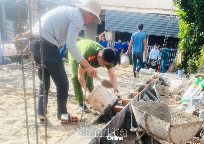 Đoàn viên, thanh niên hỗ trợ xây dựng nhà ở cho hộ dân bị thiệt hại do mưa lũ