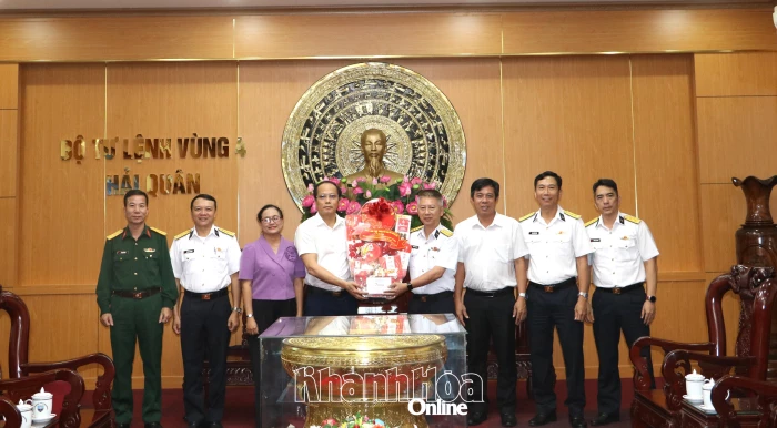 Phó Bí thư Tỉnh ủy, Chủ tịch Ủy ban MTTQ Việt Nam tỉnh Khánh Hòa Nguyễn Khắc Hà thăm, chúc mừng các đơn vị quân đội