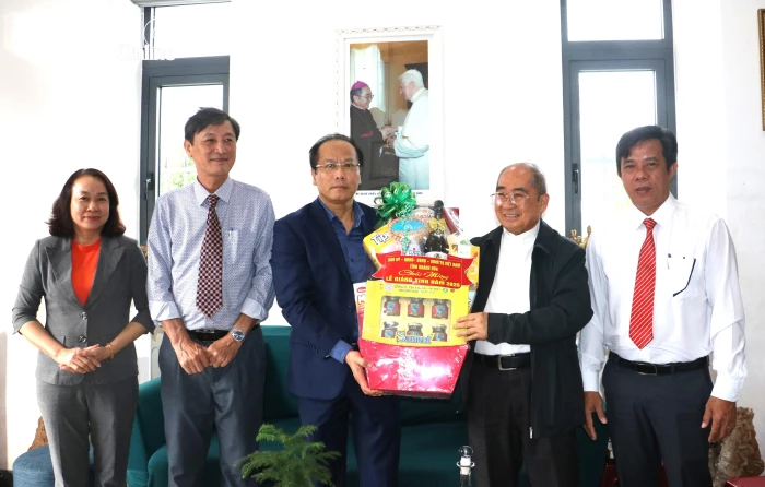 Phó Bí thư Tỉnh ủy, Chủ tịch Ủy ban MTTQ Việt Nam tỉnh Nguyễn Khắc Hà thăm, chúc mừng các vị chức sắc Công giáo 