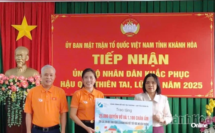 Ủy ban MTTQ Việt Nam tỉnh tiếp nhận kinh phí và hàng hóa hỗ trợ Nhân dân khắc phục thiệt hại do mưa lũ