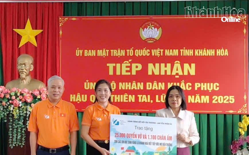 Đồng chí Trần Thu Mai - Ủy viên Ban Thường vụ Tỉnh ủy, phó Chủ tịch Ủy ban MTTQ Việt Nam tỉnh tiếp nhận bảng tượng trưng hỗ trợ từ gia đình ông Ninh Quang Vinh