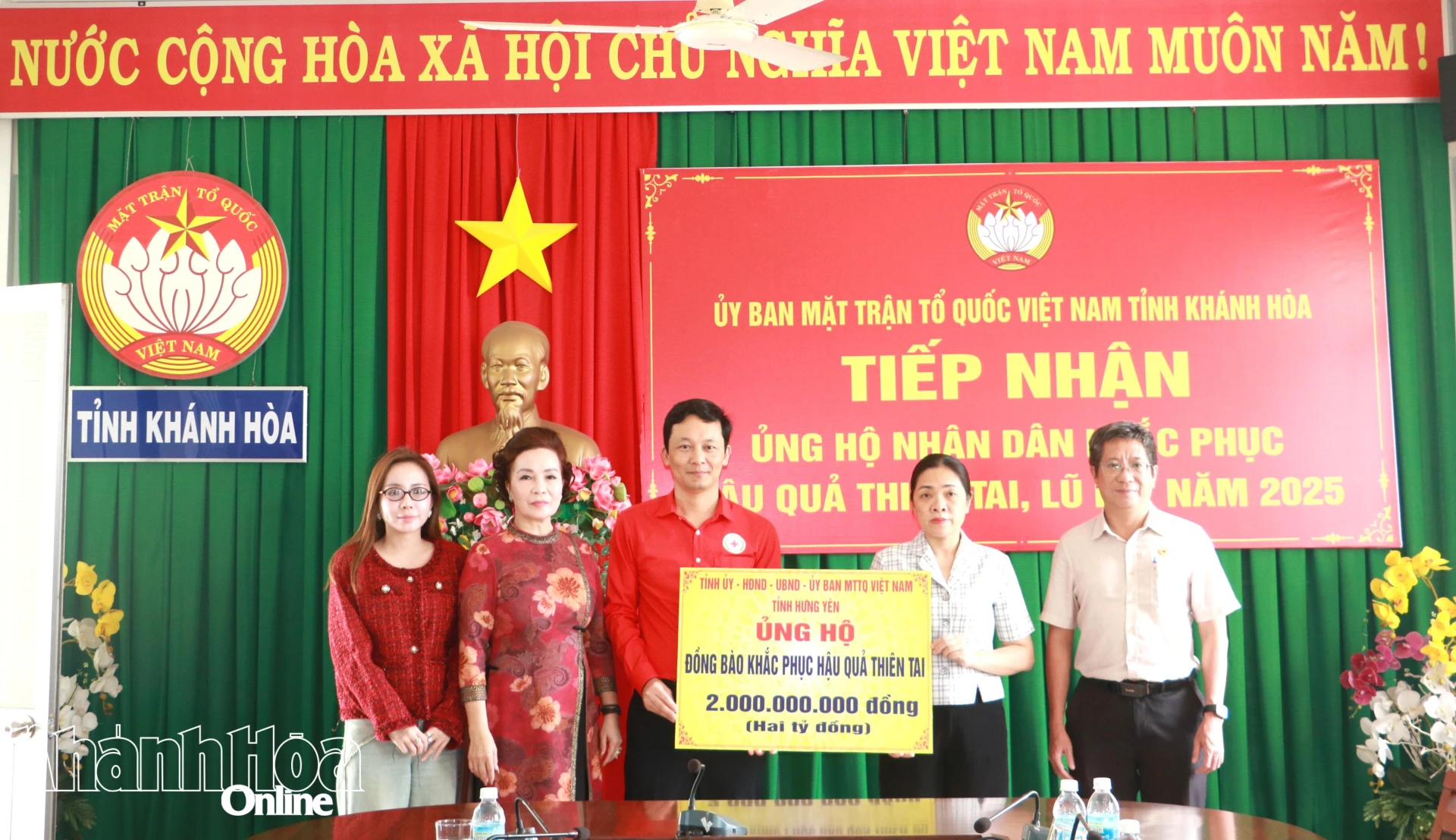 Đồng chí Trần Thu Mai tiếp nhận bảng tượng trưng hỗ trợ Nhân dân khắc phục thiệt hại do mưa lũ