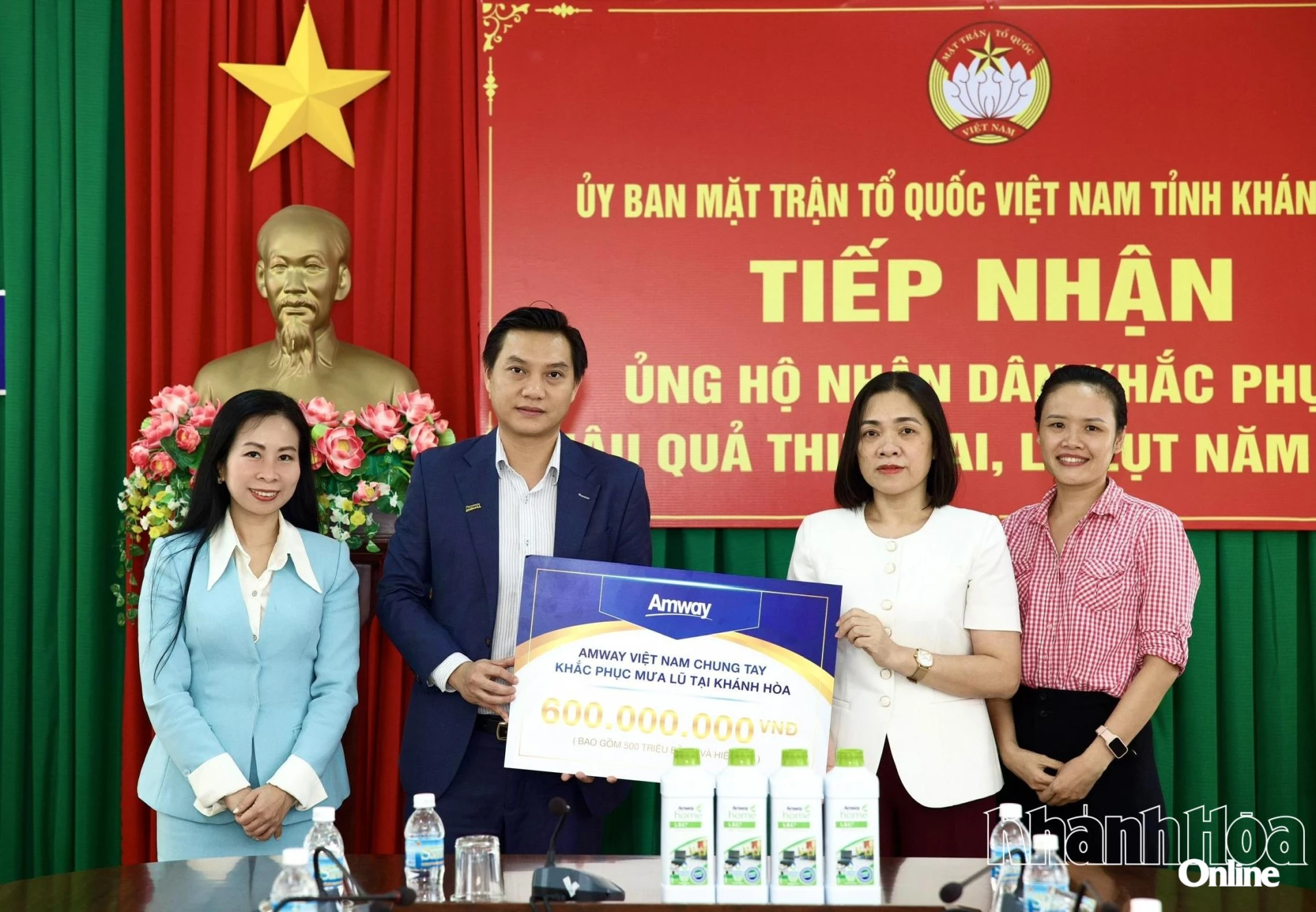 Đồng chí Trần Thu Mai tiếp nhận bảng tượng trưng hỗ trợ tỉnh khắc phục thiệt hại do mưa lũ.