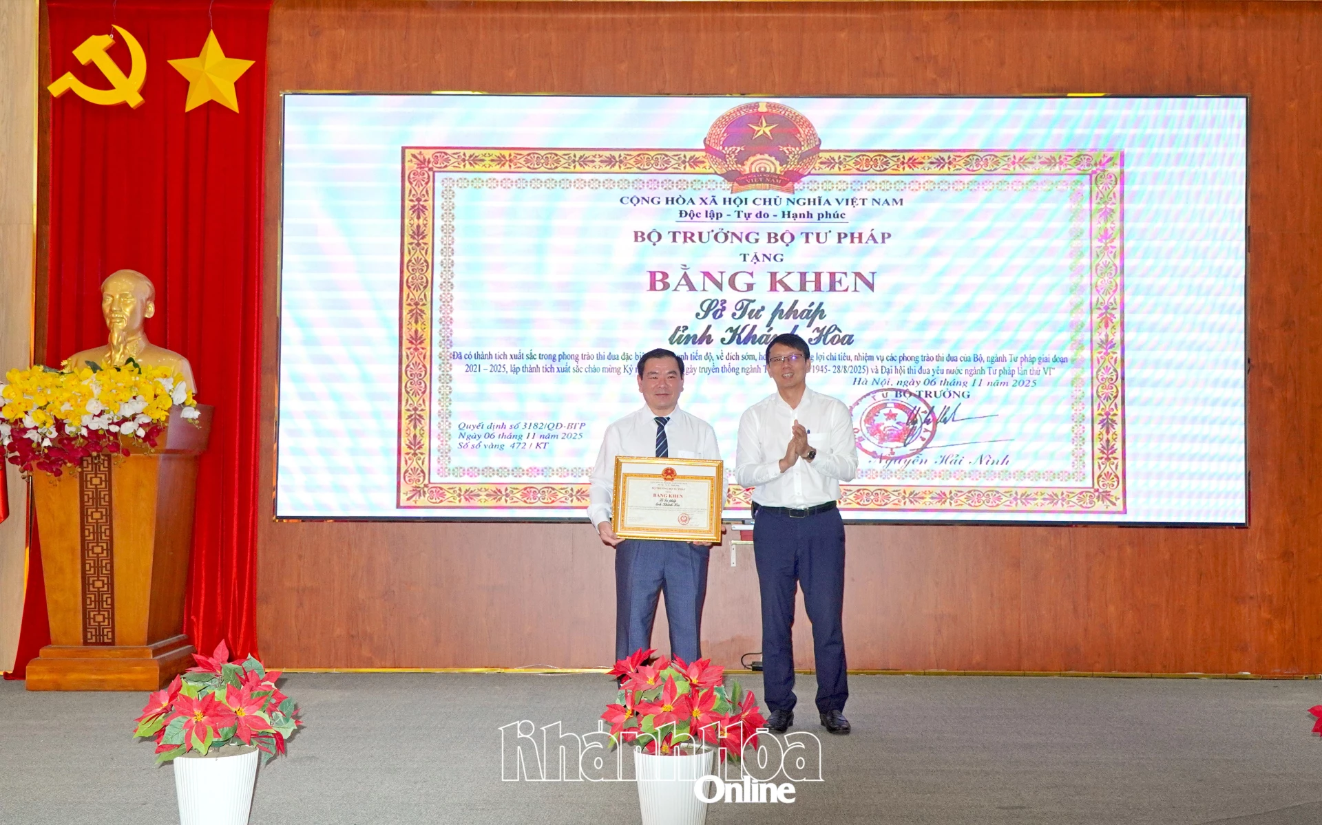 Phó Chủ tịch UBND tỉnh Nguyễn Thanh Hà trao bằng khen của Bộ trưởng Bộ Tư pháp cho tập thể Sở Tư pháp.