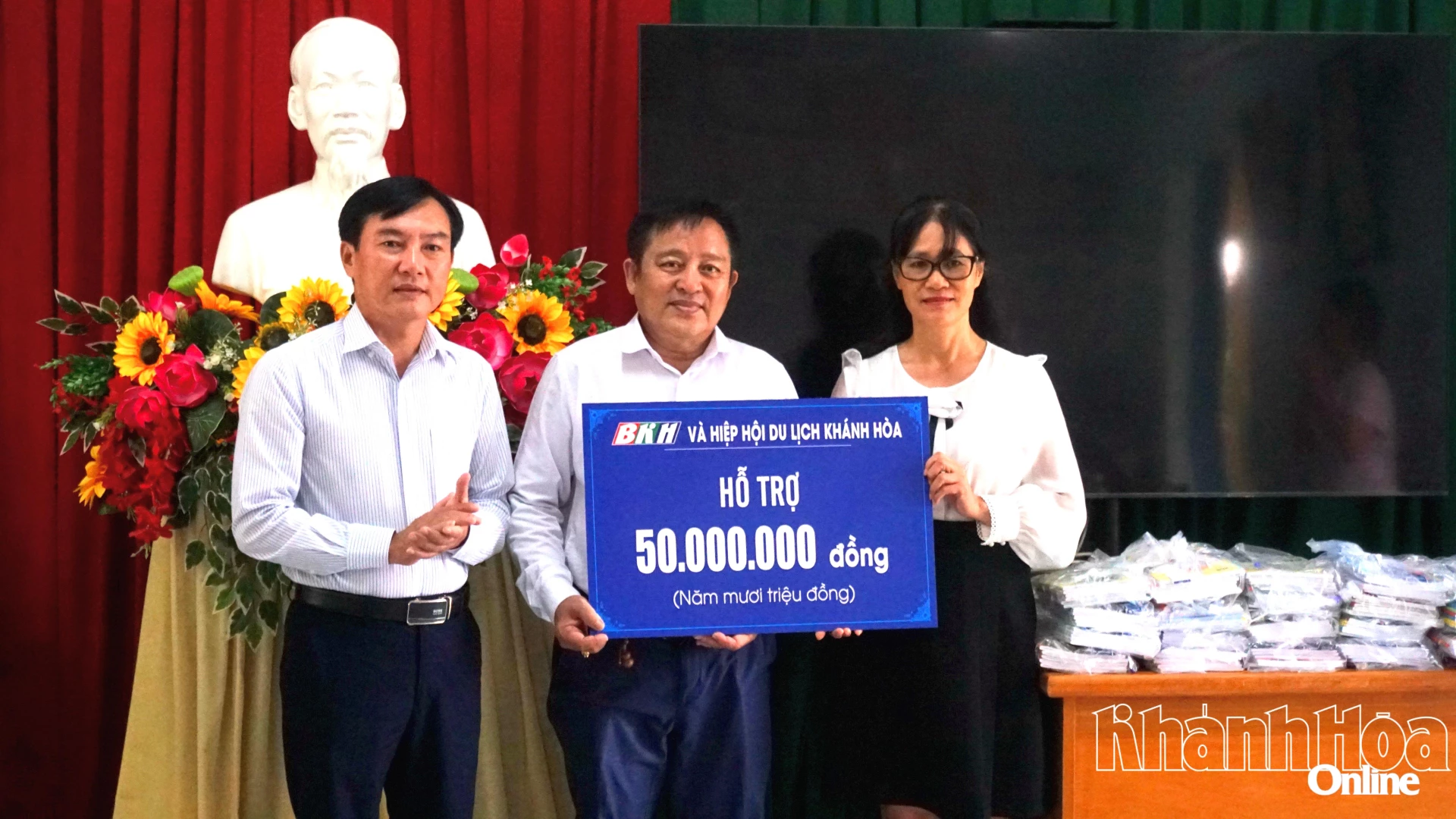 Trao bảng tượng trưng hỗ trợ 50 triệu đồng cho Trường Tiều học Thị trấn Diên Khánh 2