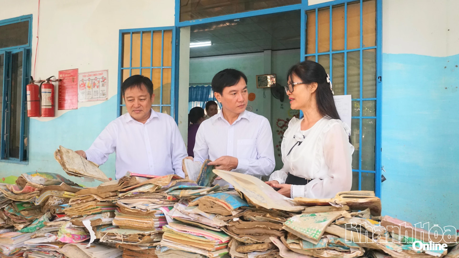 Đoàn cũng thăm hỏi, động viên nhà trường.