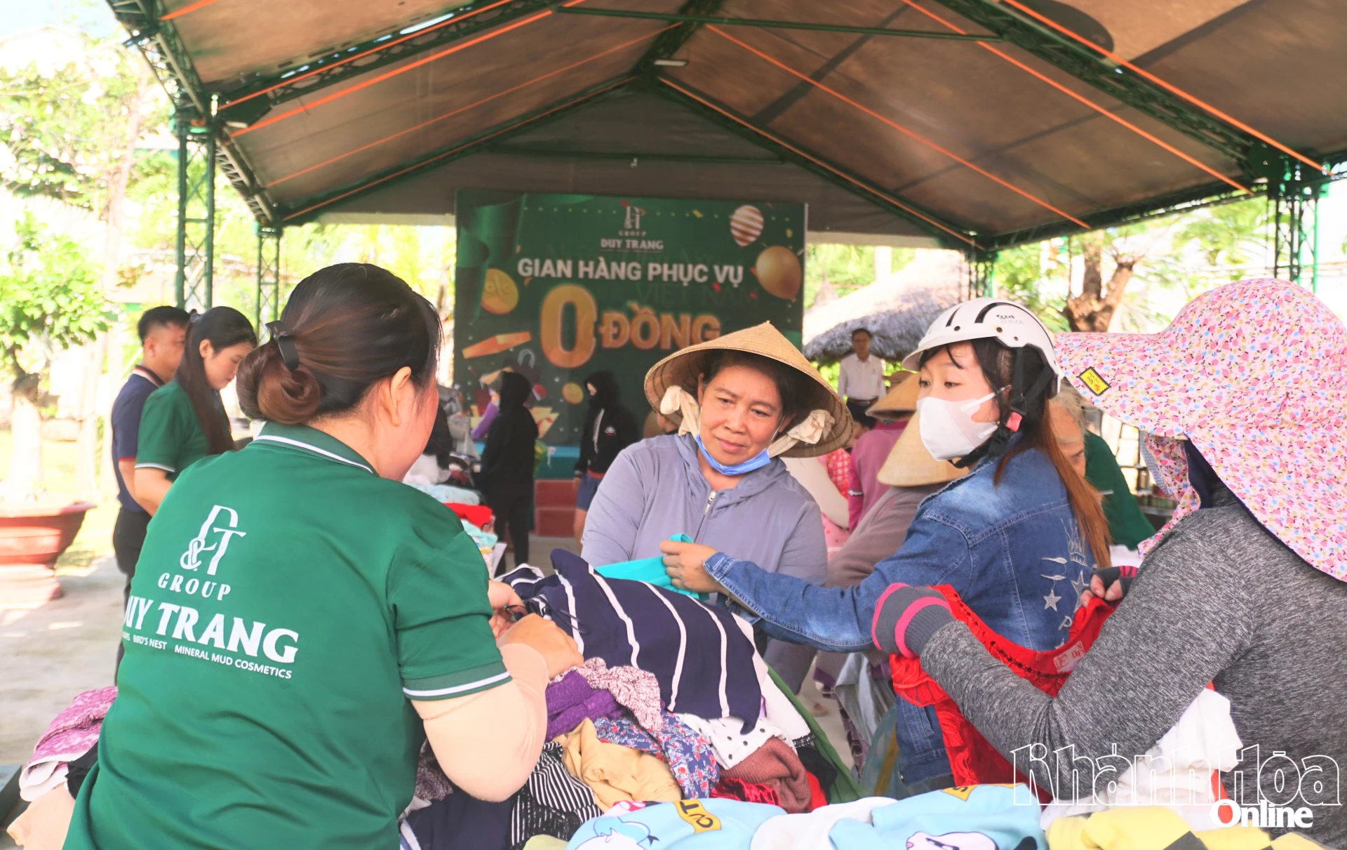 Tại Gian hàng 0 đồng người dân được lựa chọn miễn phí tất cả các đồ dùng và các nhu yếu phẩm. 