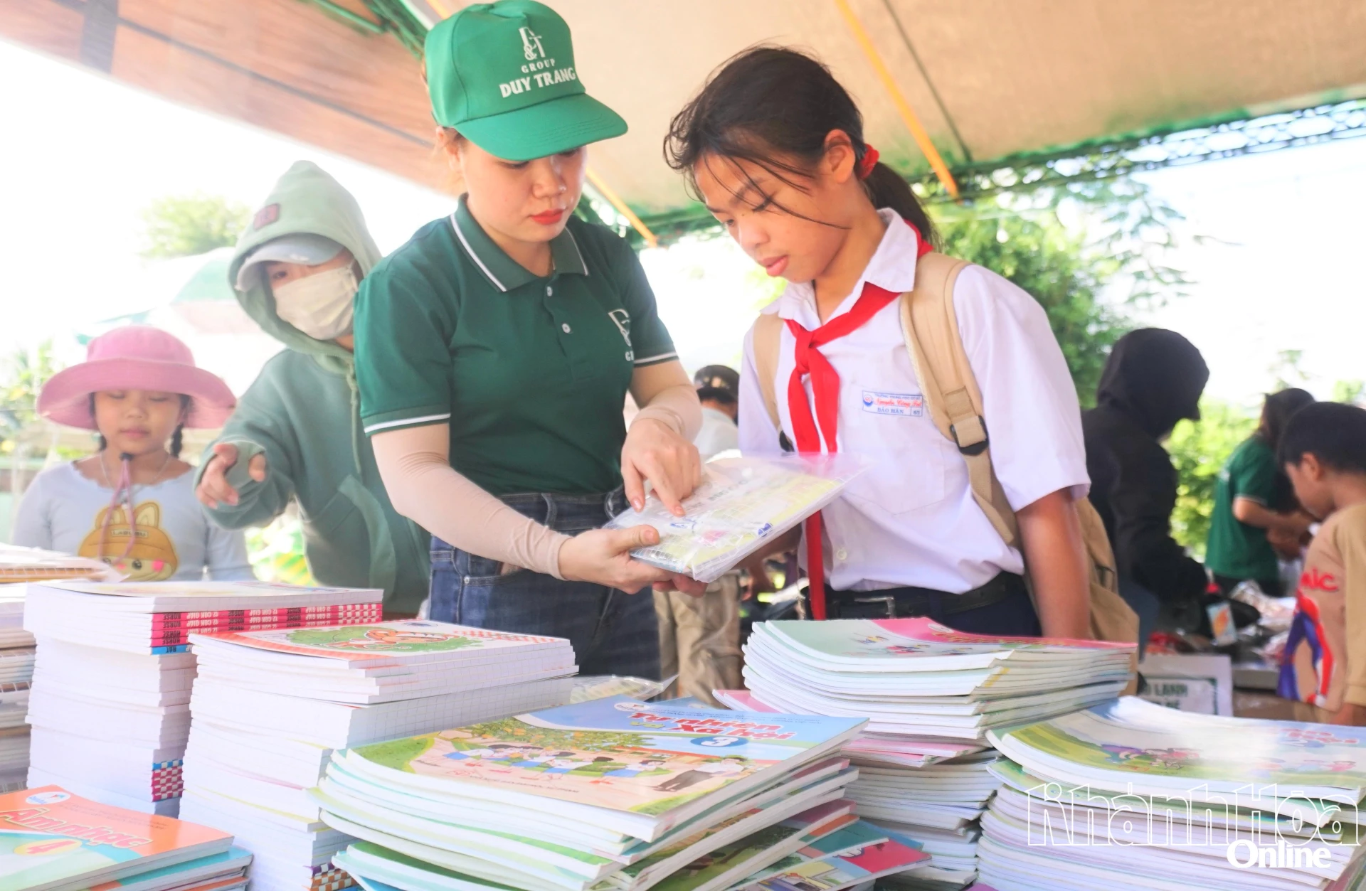 Ở Gian hàng 0 đồng đồ dùng học tập như sách, vở, bút,... đều được D&T Group mua mới. 