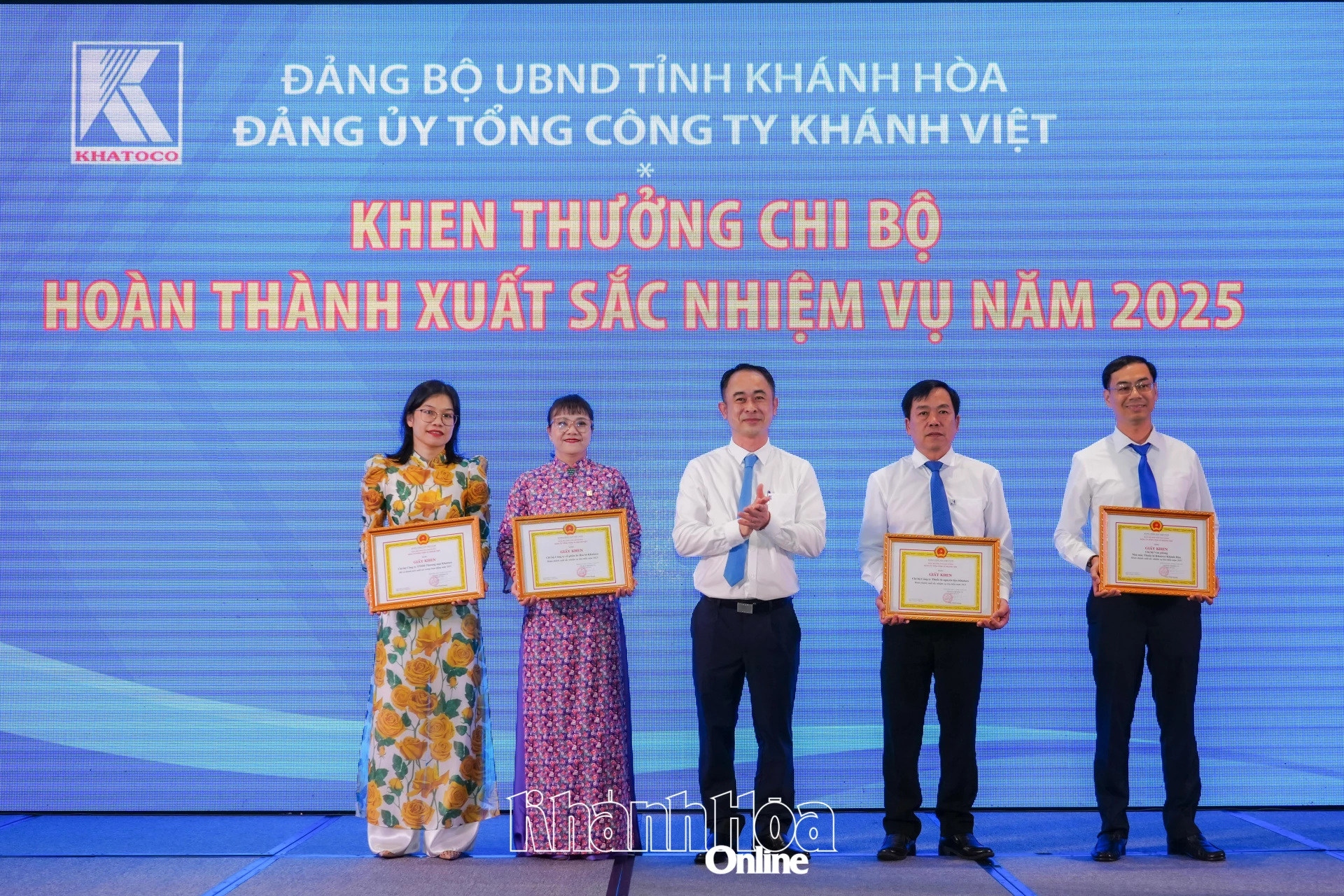 Ông Trần Minh Quang trao Giấy khen của Đảng ủy Tổng Công ty Khánh Việt cho các Chi bộ hoàn thành xuất sắc nhiệm vụ năm 2025 