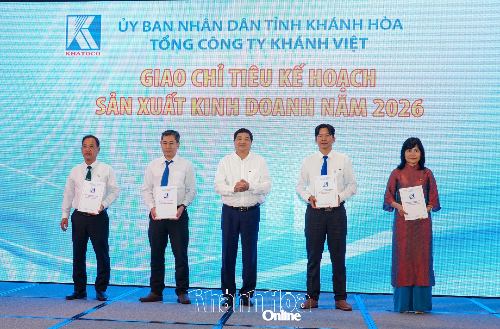 Ông Phạm Hoài Trung - Phụ trách Hội đồng thành viên Tổng Công ty Khánh Việt giao chỉ tiêu kế hoạch sản xuất, kinh doanh năm 2026 cho các đơn vị