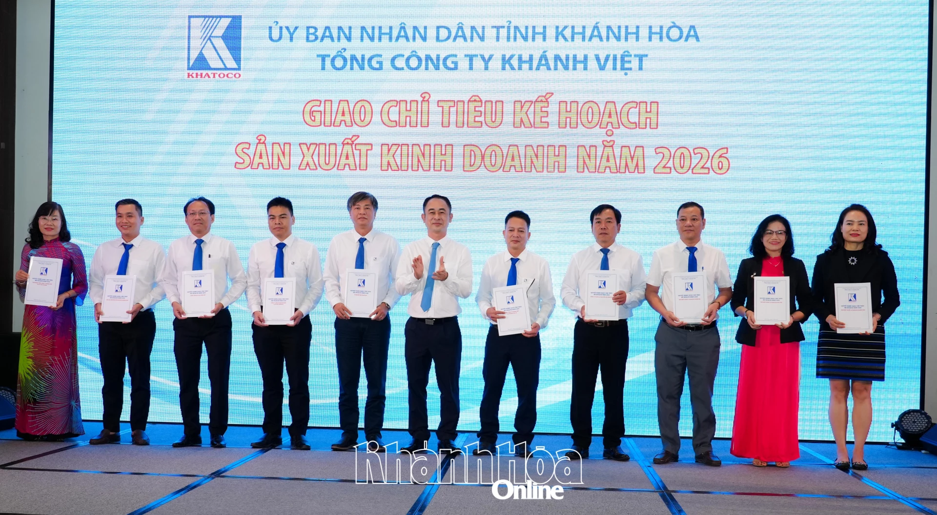 Ông Trần Minh Quang - Phó Bí thư Đảng ủy, Thành viên Hội đồng thành viên, Tổng Giám đốc Tổng Công ty Khánh Việt giao chỉ tiêu kế hoạch sản xuất, kinh doanh năm 2026 cho các đơn vị