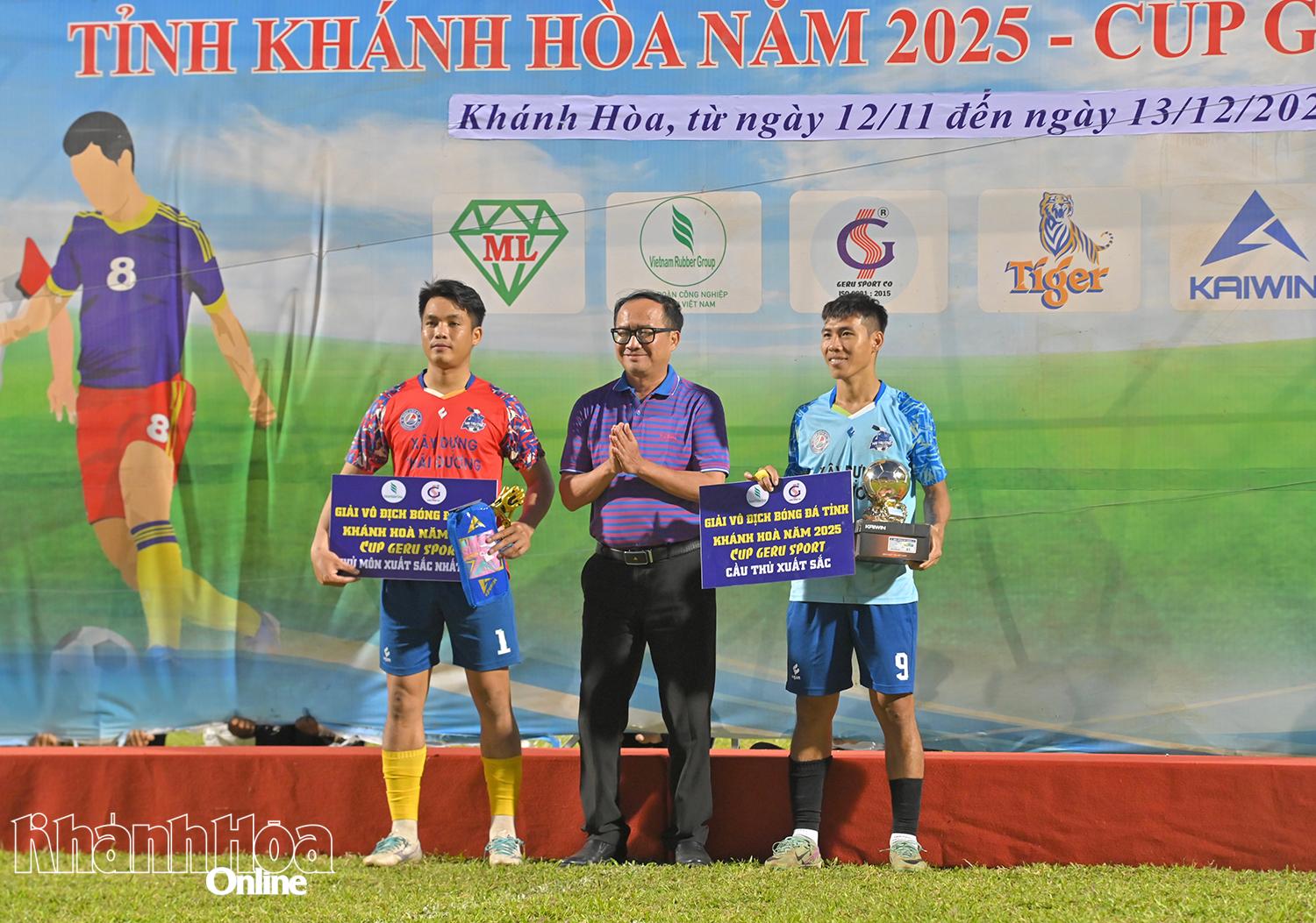 Ban tổ chức trao danh hiệu cầu thủ và thủ môn xuất sắc nhất giải đấu.