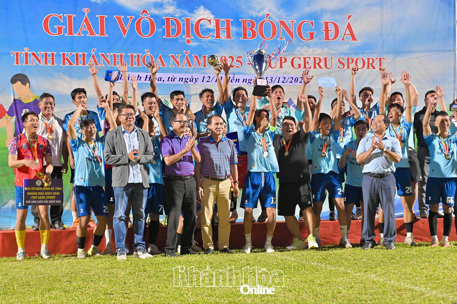 Đội bóng phường Nha Trang đoạt Cúp vô địch giải tỉnh năm 2025.