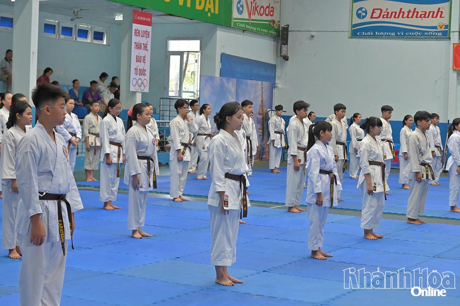 Các võ sinh tham gia kỳ thi lên đẳng karatedo năm nay.
