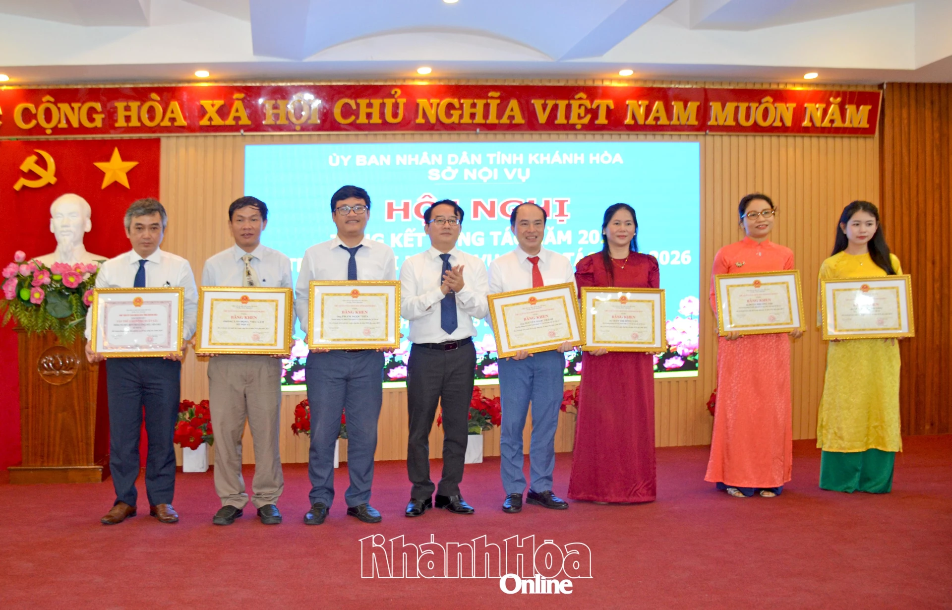 Lãnh đạo Sở Nội vụ trao bằng khen và danh hiệu thi đua cho các tập thể, cá nhân.