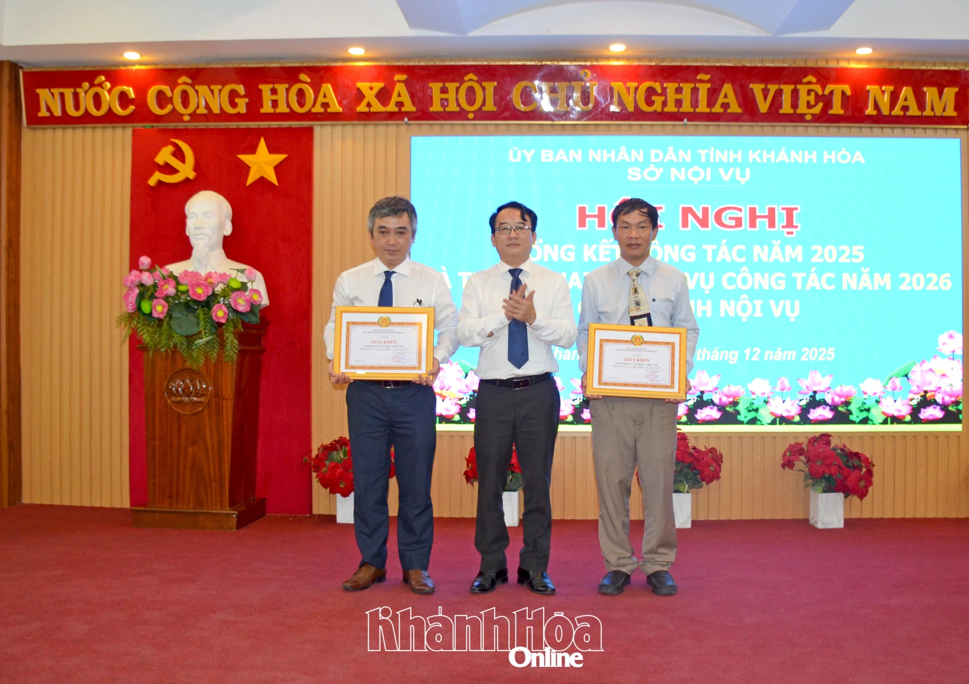 Các tập thể hoàn thành xuất sắc nhiệm vụ được nhận giấy khen của Đảng ủy Sở Tư pháp.