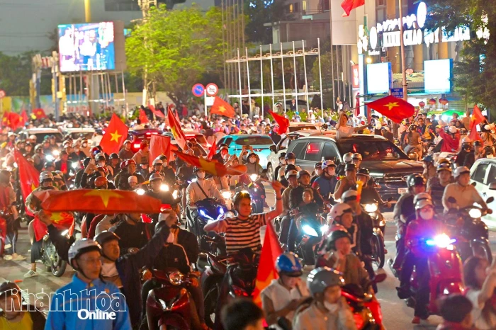 Hàng nghìn người dân Khánh Hòa ra đường mừng U22 Việt Nam đoạt vàng trên đất Thái