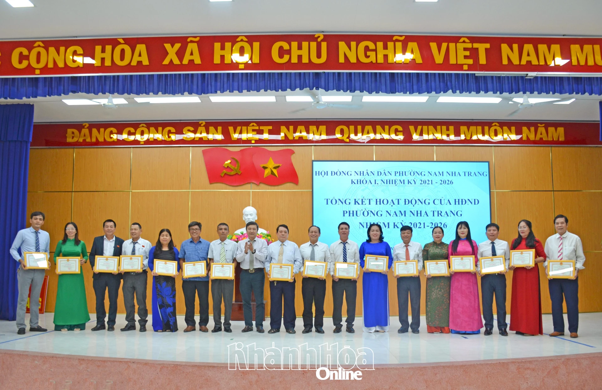 Bí thư Đảng ủy, Chủ tịch HĐND phường Trần Nam Bình trao giấy khen cho các tập thể.