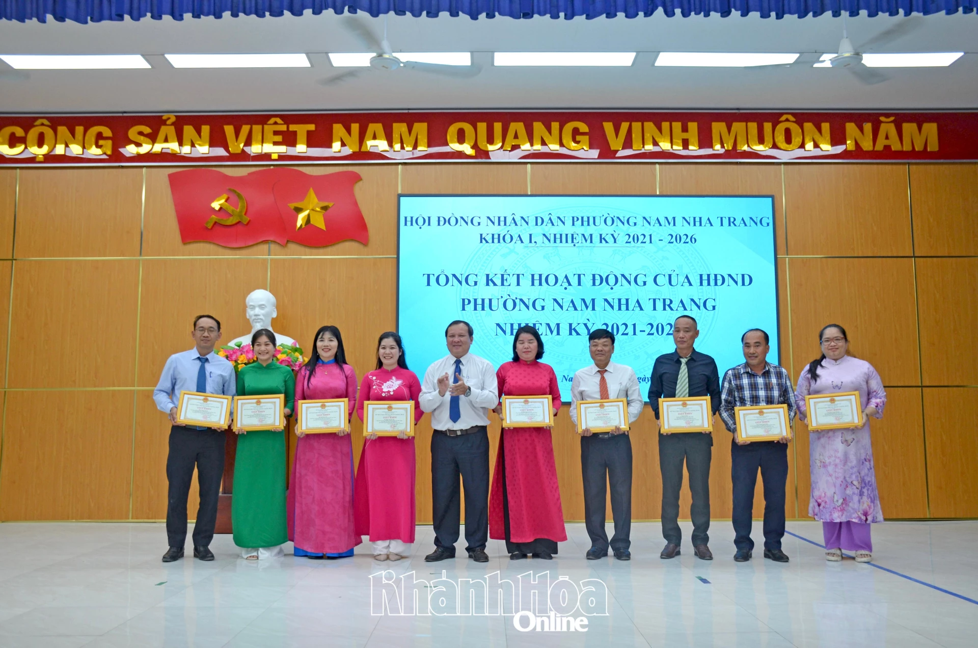 Các cá nhân được nhận giấy khen.