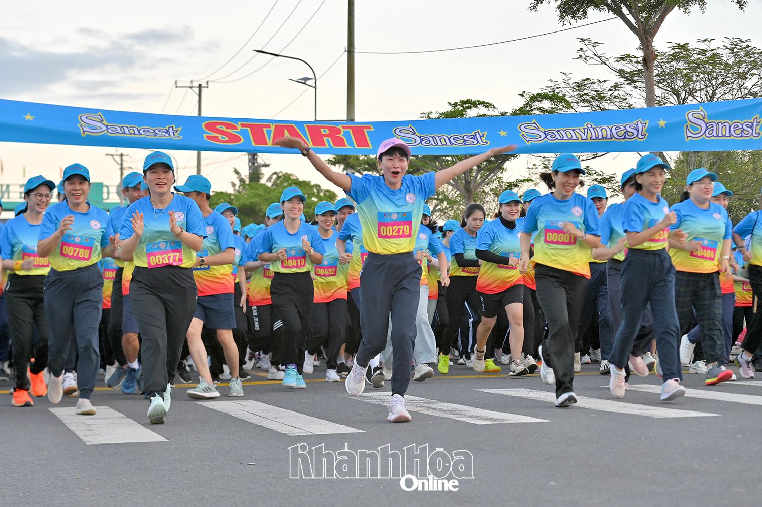 Bà Trịnh Thị Hồng Vân-Chủ tịch Hội đồng thành viên Công ty TNHH Nhà nước MTV Yến Sào Khánh Hòa (dẫn đầu) cùng tham gia chạy với các vận động viên nữ.
