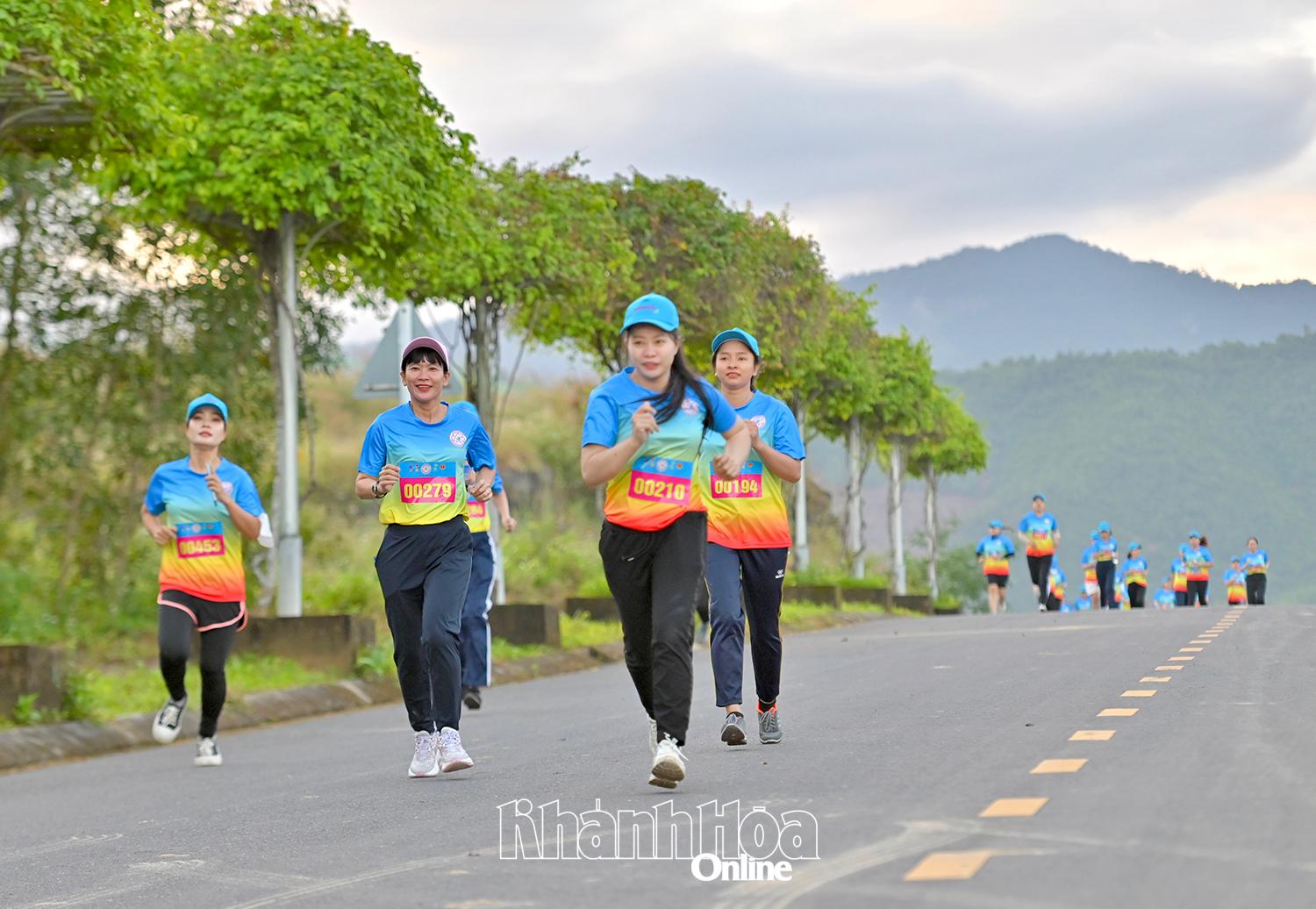 Các vận động viên sải bước trên đường chạy.