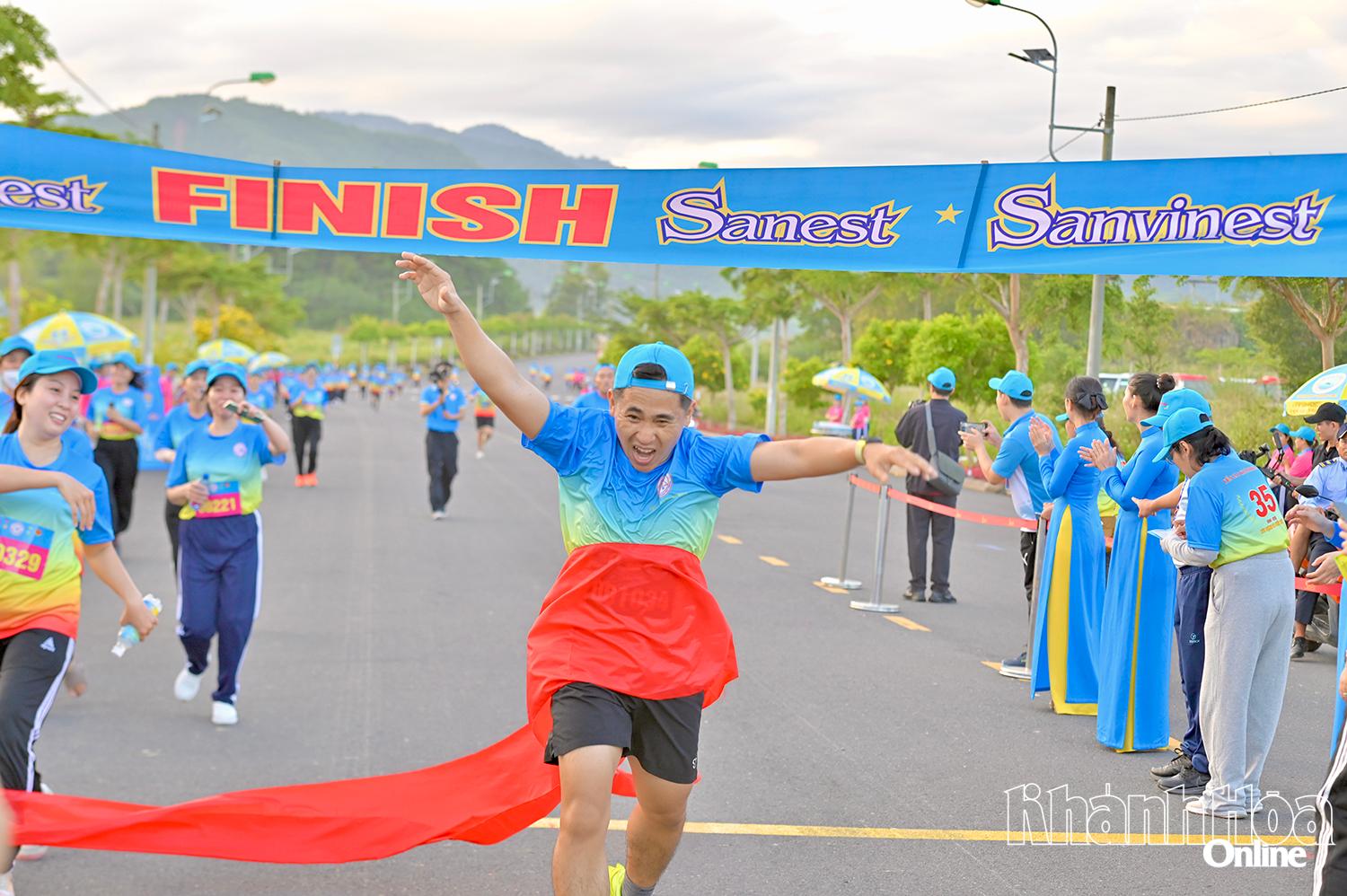 Vận động viên nam về đích đầu tiên cuộc đua.
