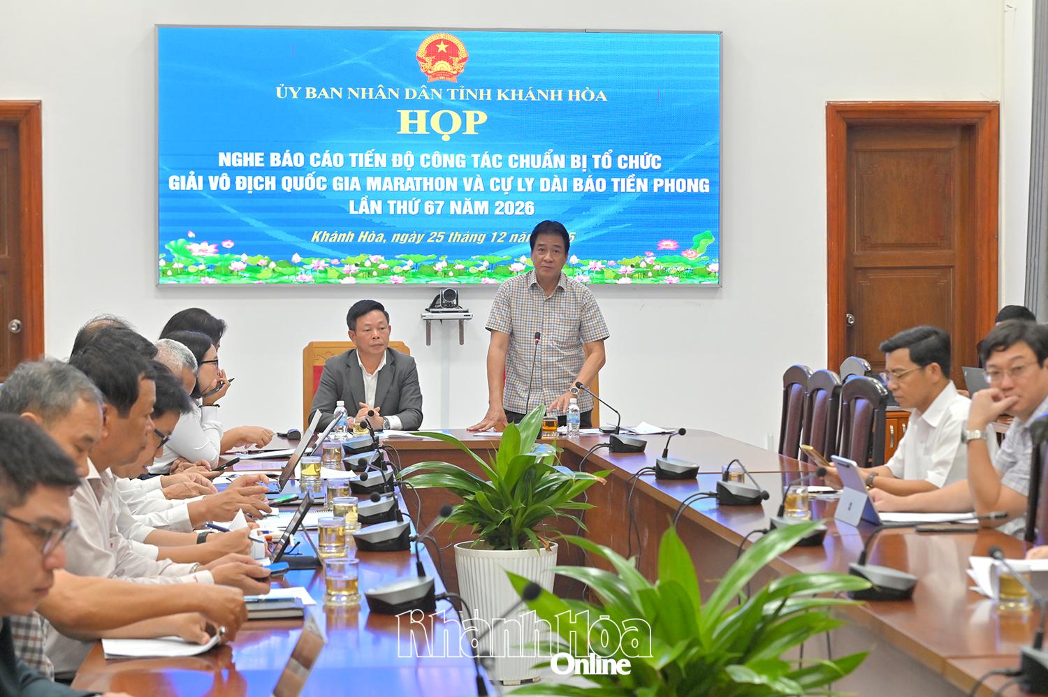 Đồng chí Nguyễn Long Biên-Ủy viên Ban Thường vụ Tỉnh ủy, Phó Chủ tịch Thường trực UBND tỉnh chủ trì cuộc họp.