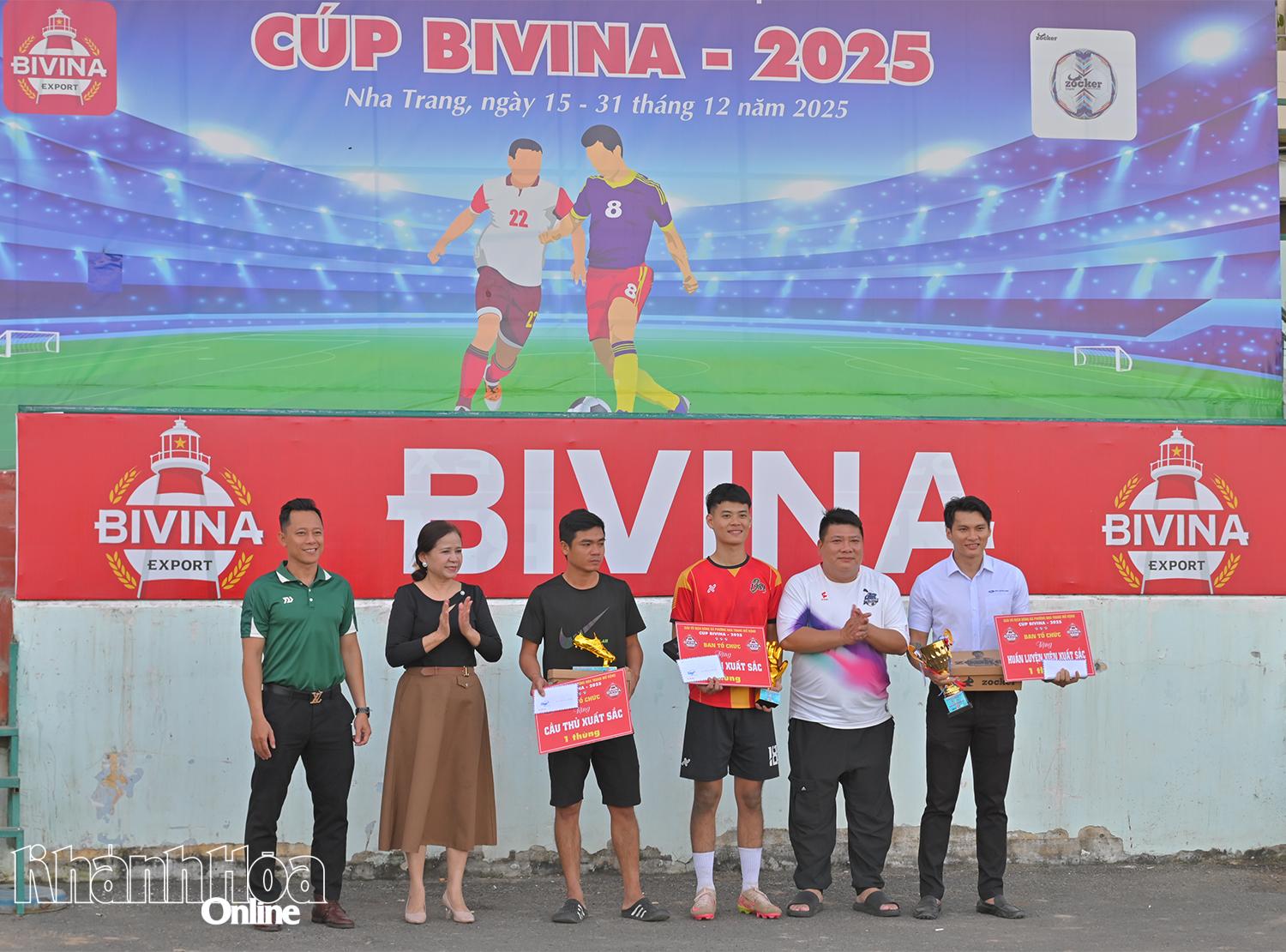 Ban tổ chức trao các danh hiệu cá nhân.