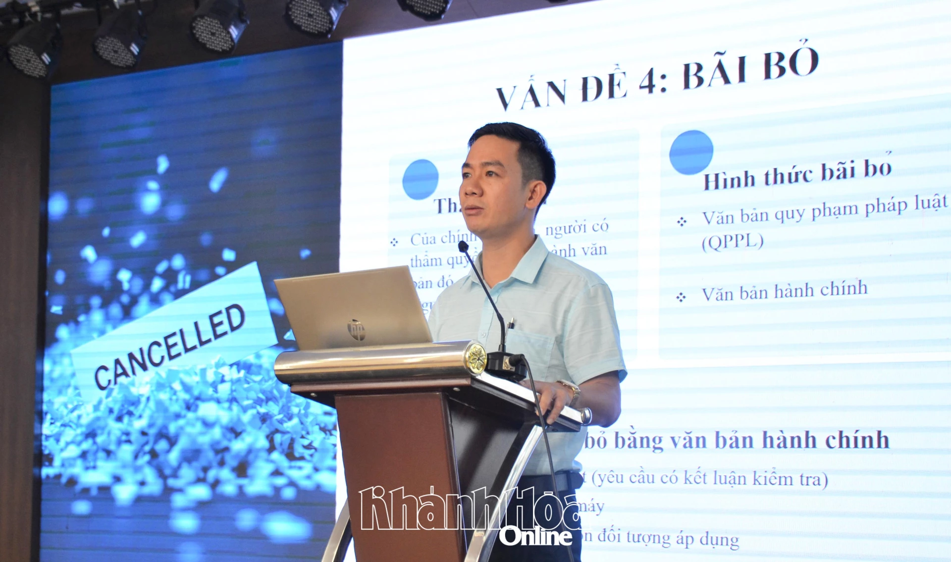 Báo cáo viên truyền đạt tại hội nghị.