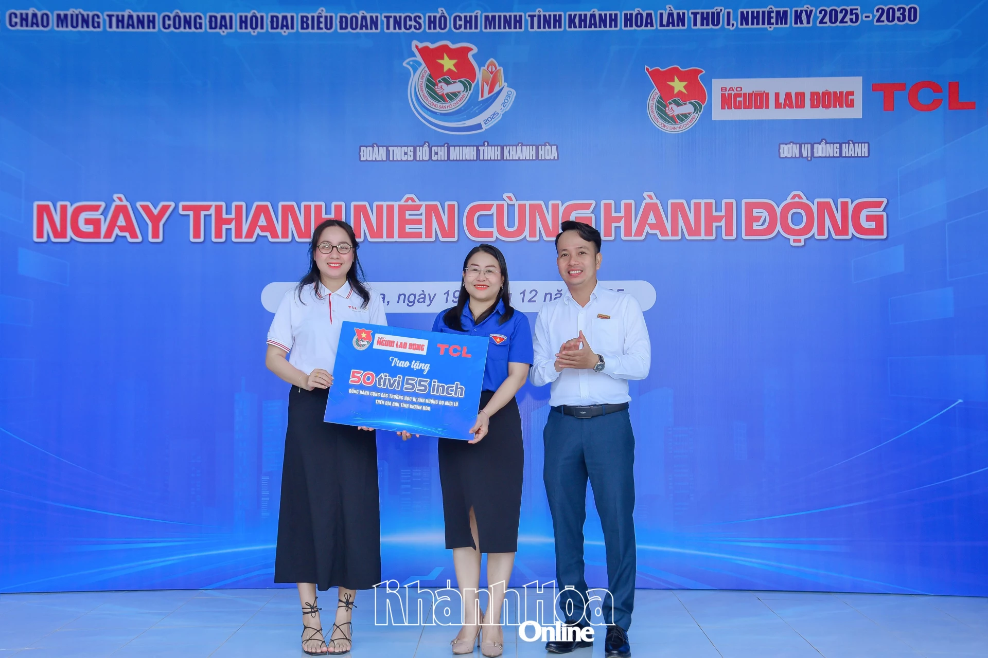 Tỉnh đoàn tiếp nhận bảng tượng trưng hỗ trợ 50 tivi cho các trường học trên địa bàn tỉnh.