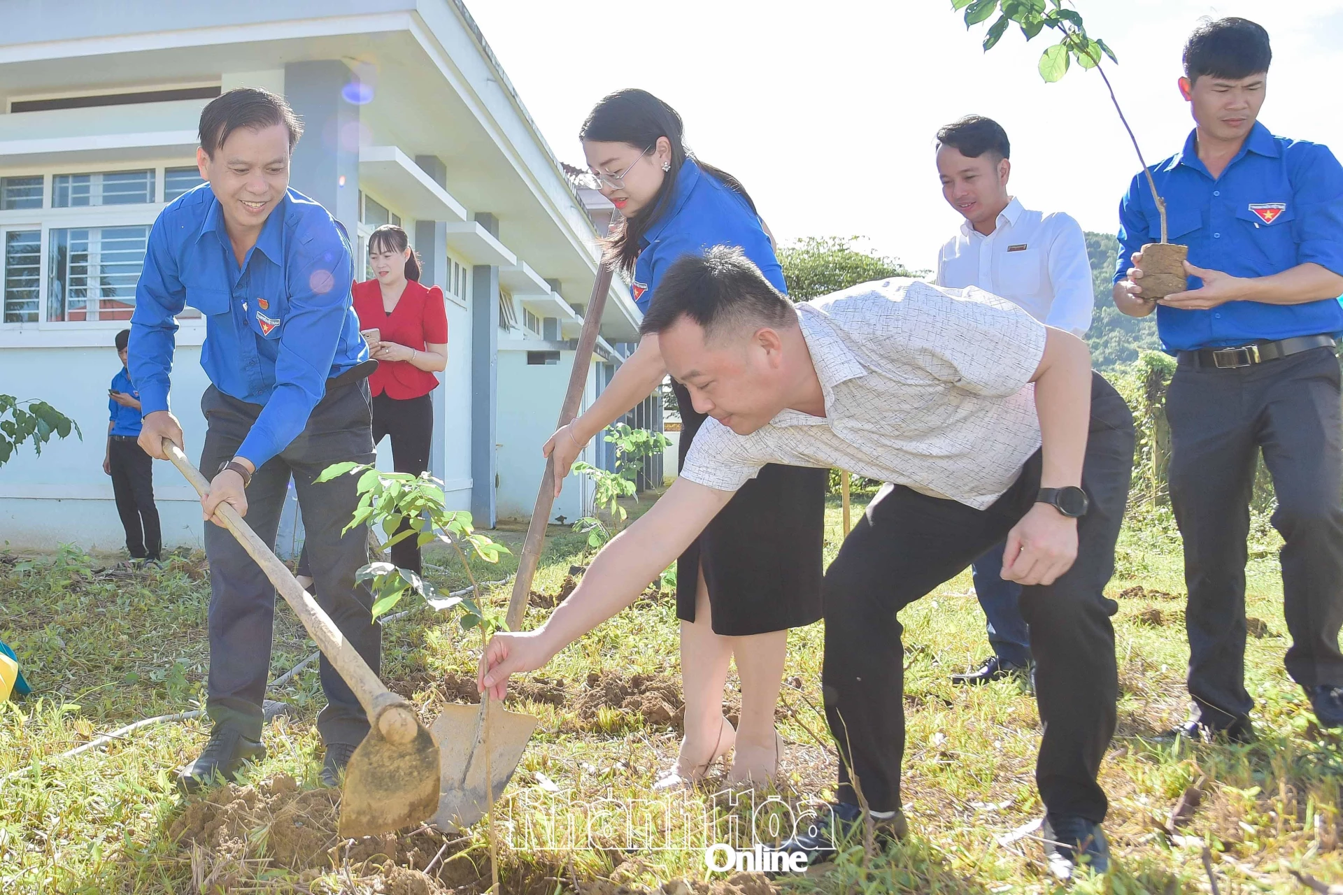 Lãnh đạo Tỉnh đoàn cùng địa phương trồng cây xanh tại trường học.