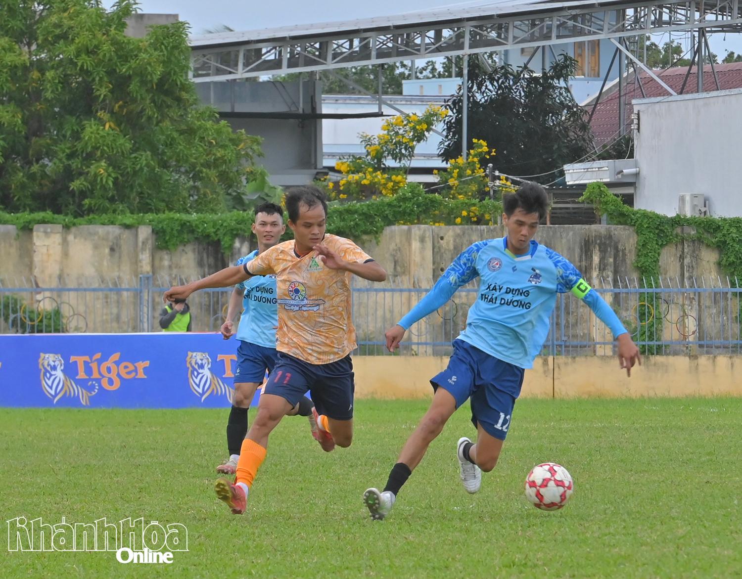 Trận chung kết giải giữa hai đội bóng Thành Thành FC và phường Nam Nha Trang.