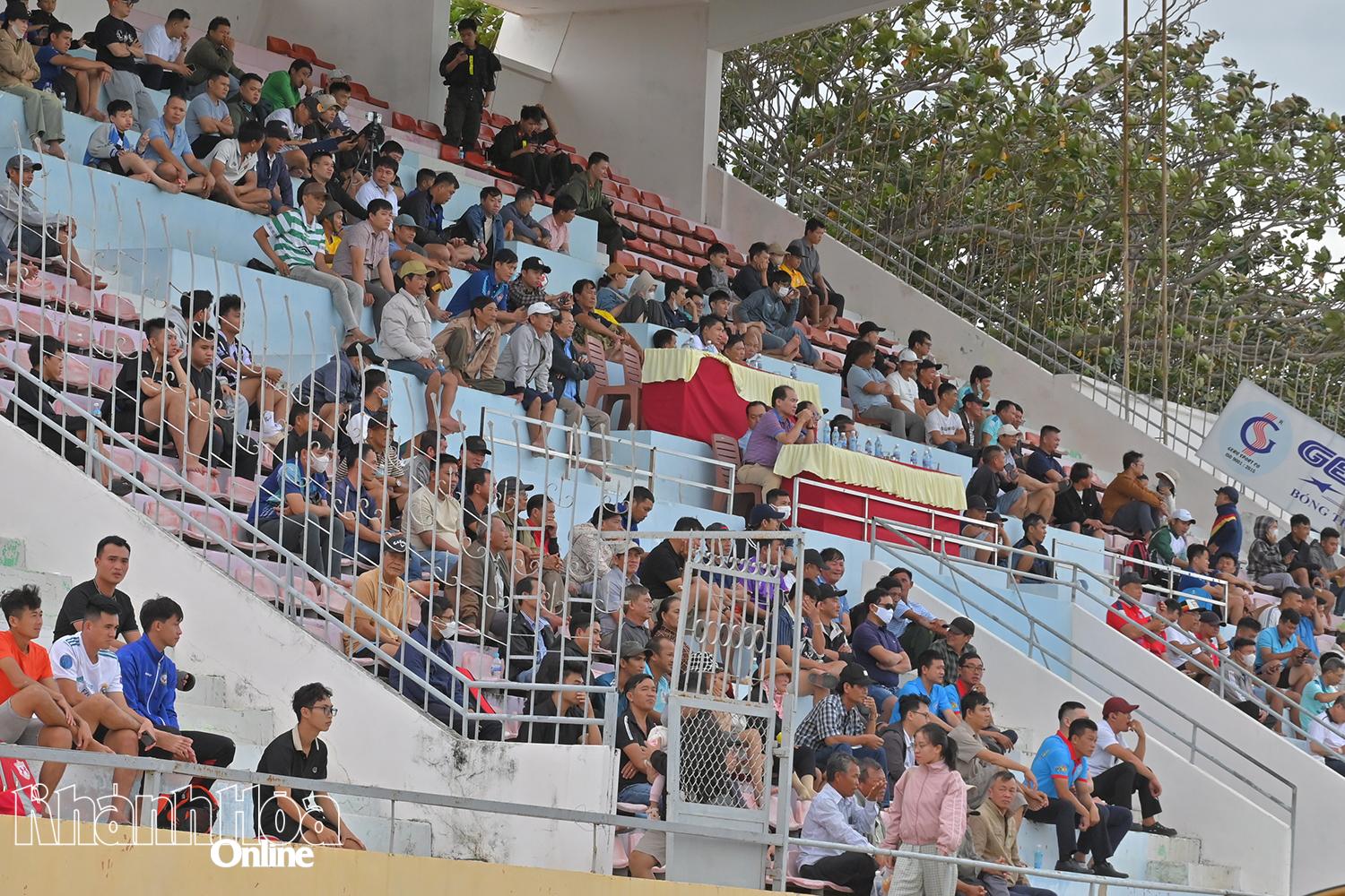 Rất đông khán giả đến Sân vận động Trung tâm Dịch vụ Thi đấu thể thao (phường Bảo An) xem trận chung kết và lễ bế mạc giải.