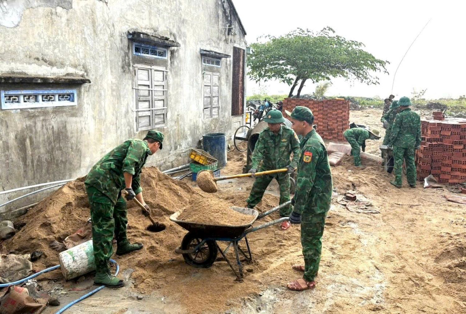 Lực lượng Biên phòng tỉnh đẩy nhanh tiến độ xây dựng nhà cho người dân.