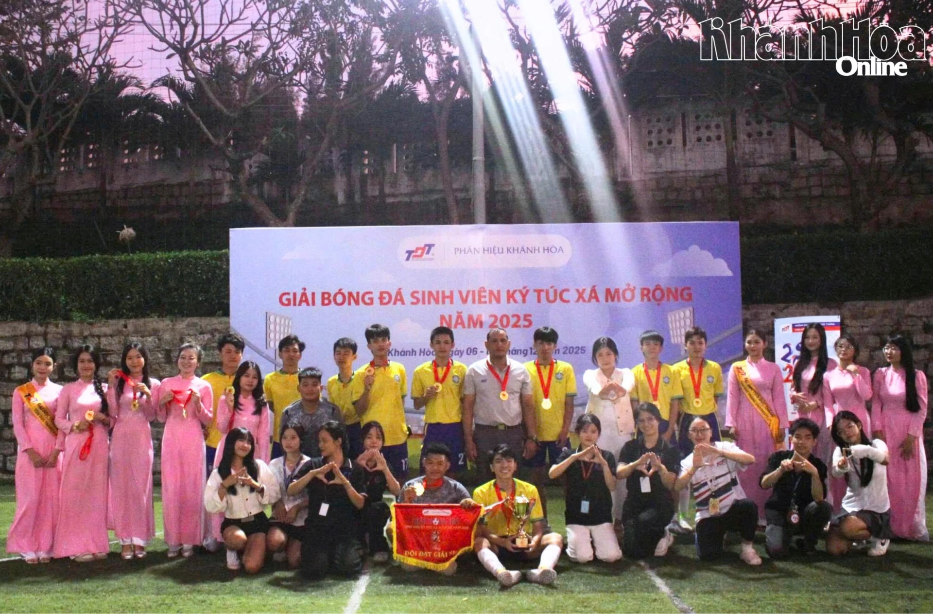 Đại diện Ban tổ chức trao giải nhất cho đội Trường THPT Trần Cao Vân. 
