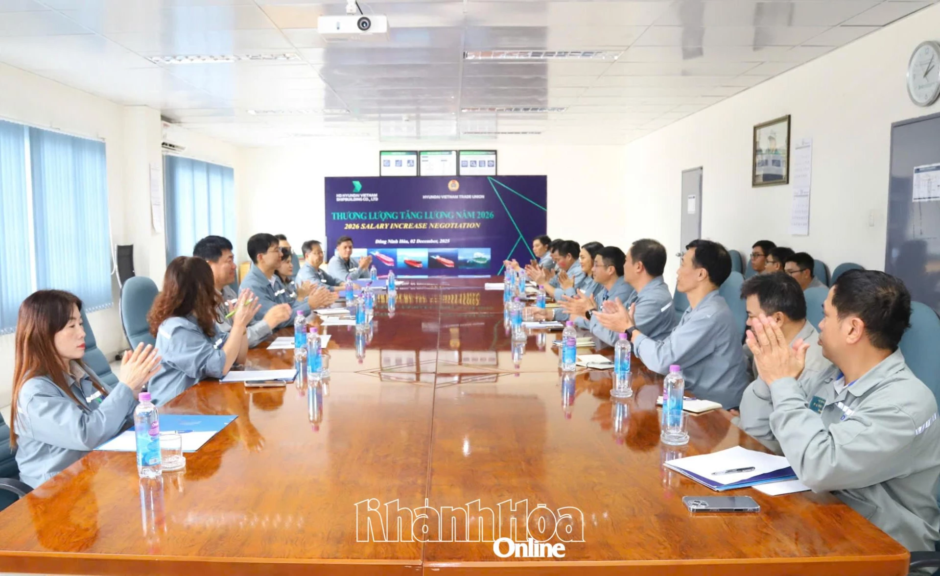 Quang cảnh một phiên đàm phán mức tăng lương, thưởng.