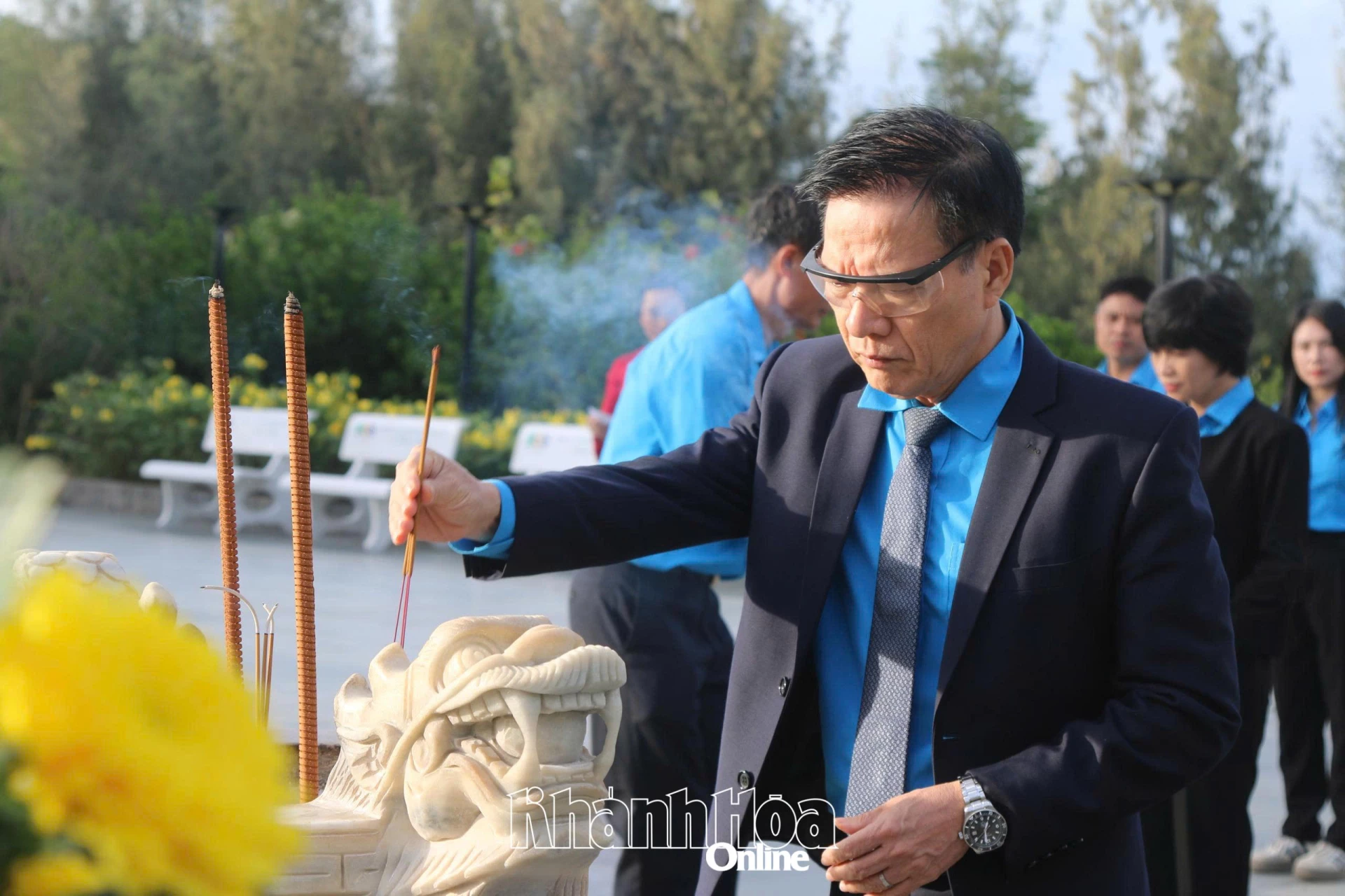 Ông Phan Thanh Liêm - Phó Chủ tịch Ủy ban MTTQ Việt Nam tỉnh, Chủ tịch Liên đoàn Lao động tỉnh dâng hương.