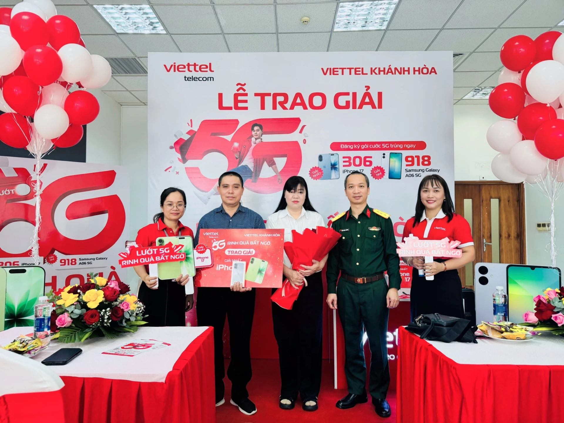 Lãnh đạo Viettel Khánh Hòa trao giải cho các khách hàng.