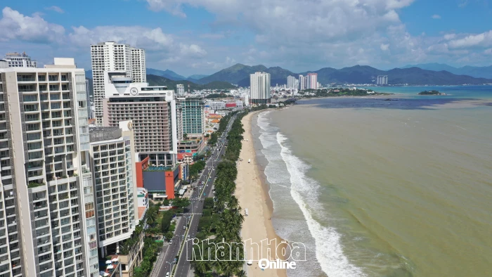 Biển Nha Trang sạch đẹp trở lại sau những ngày mưa lũ