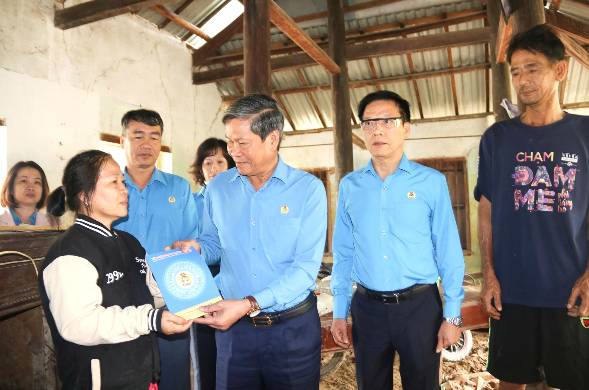 Lãnh đạo Tổng Liên đoàn Lao động Việt Nam và Liên đoàn Lao động tỉnh thăm hỏi, trao hỗ trợ cho đoàn viên bị ảnh hưởng do mưa lũ.