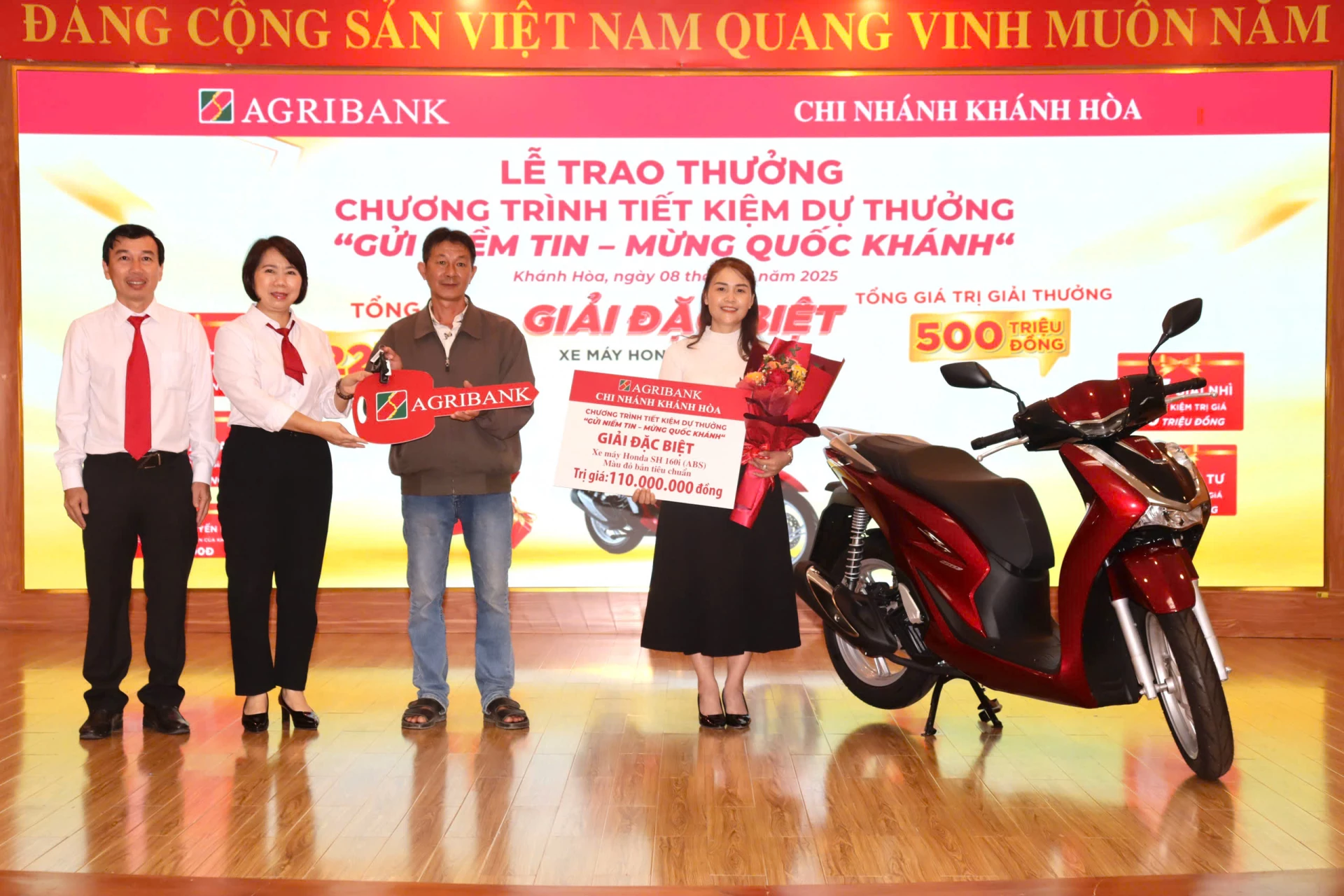 Bà Lâm Thị Hồng - Phó Giám đốc Agribank Chi nhánh Khánh Hòa trao giải đặc biệt cho gia đình khách hàng Đinh Thị Ngọc Thúy .