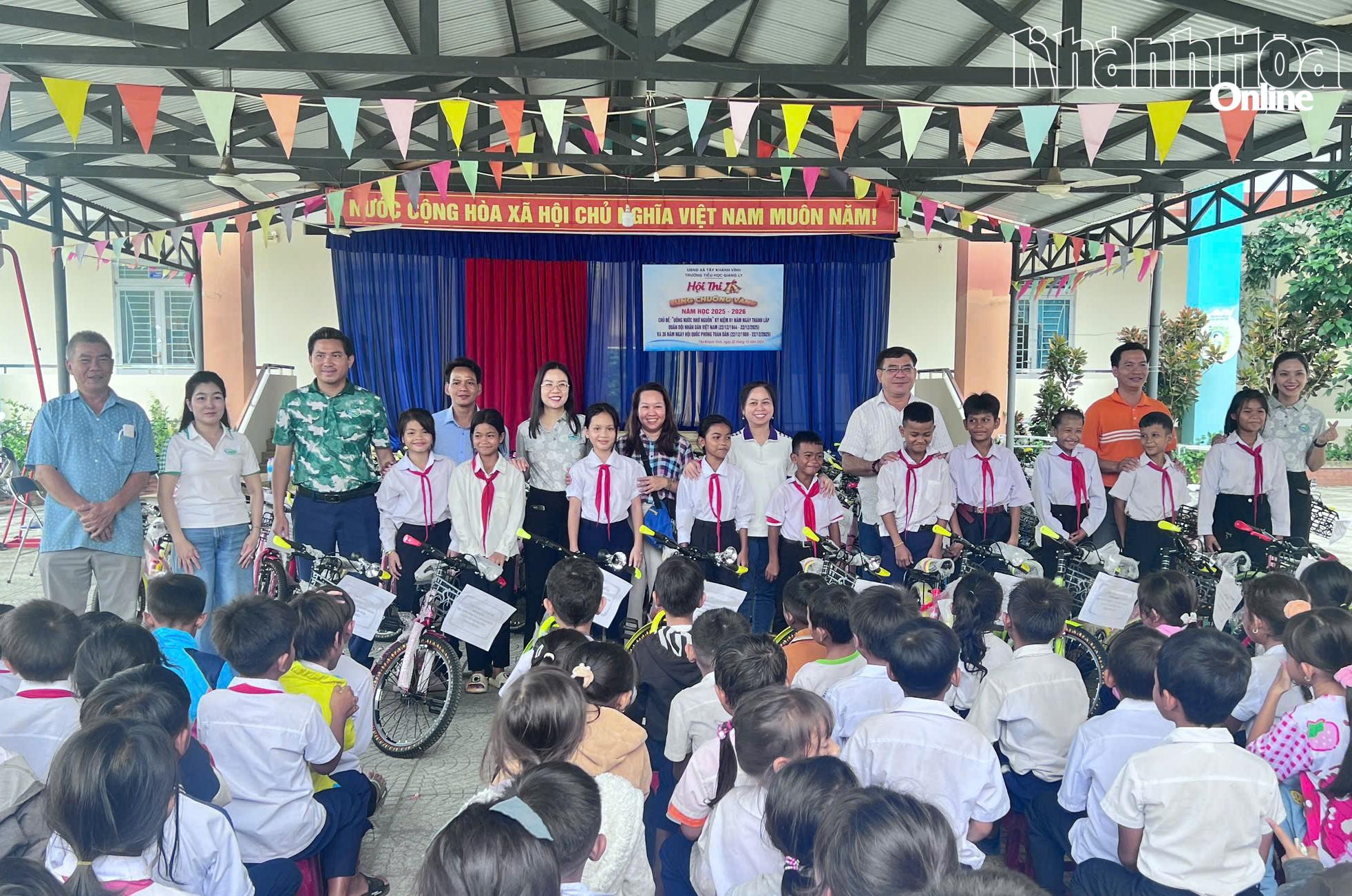 Lãnh đạo địa phương và đại diện các đơn vị trao tặng xe đạp cho học sinh Trường Tiểu học Giang Ly.