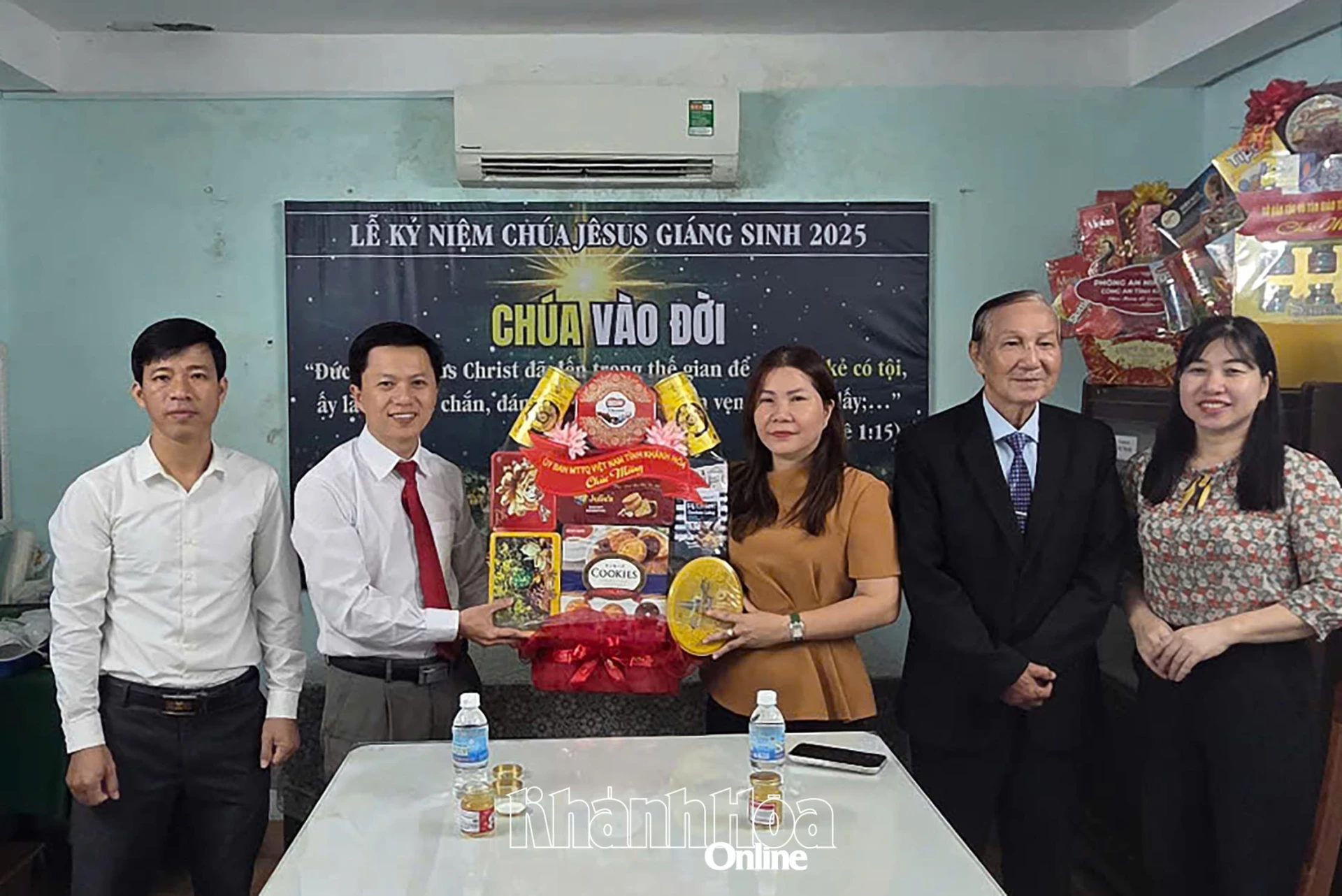 Bà Trần Thị Tú Viên - Phó Chủ tịch Ủy ban MTTQ Việt tỉnh thăm, chúc mừng Mục sư Nhiệm chức Phan Thanh Quang – Chi hội Tin Lành Ninh Hòa, phường Ninh Hòa.