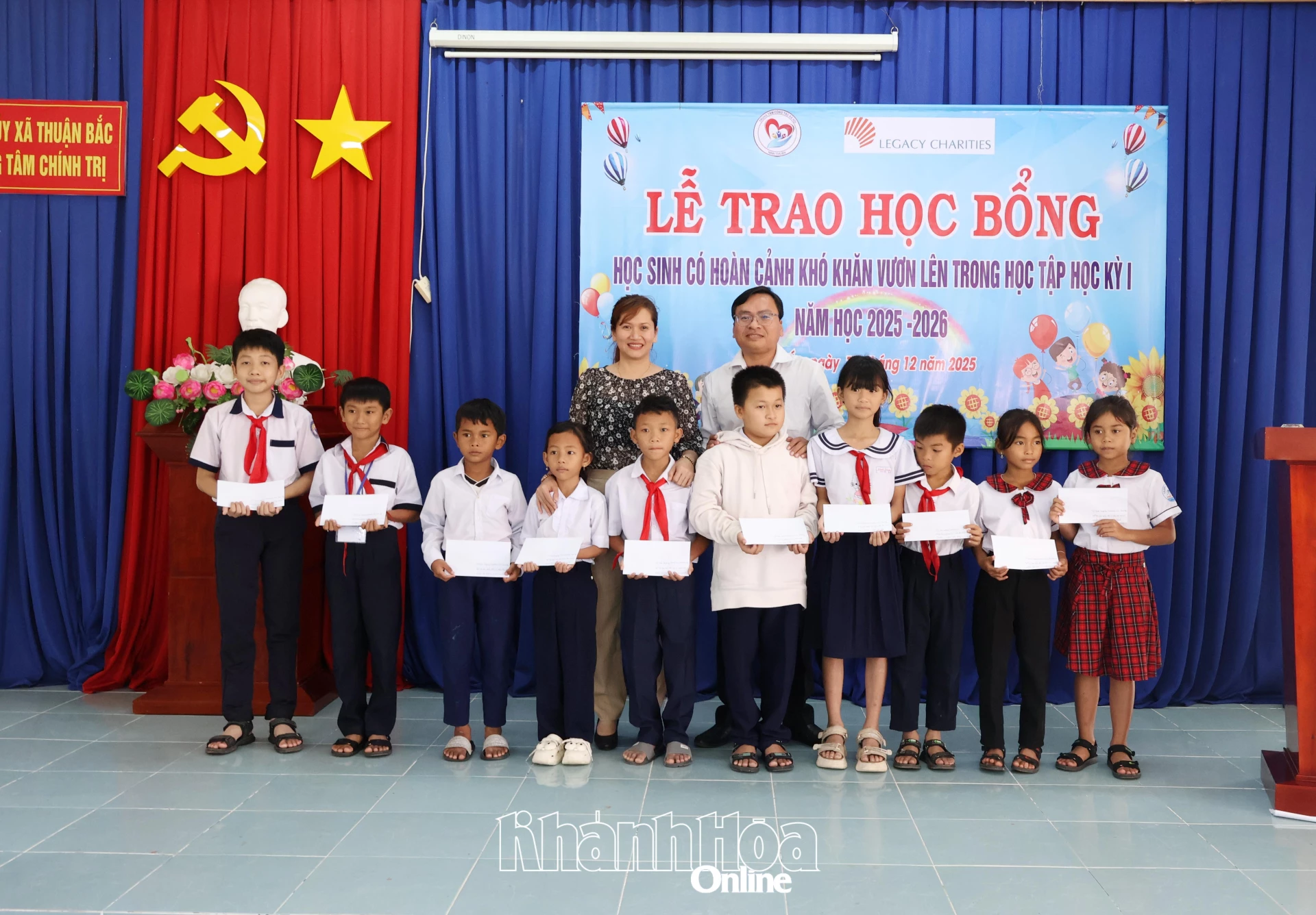 Đại diện Tổ chức Legacy Charities tại Việt Nam và UBND xã Thuận Bắc trao học bổng cho các học sinh.