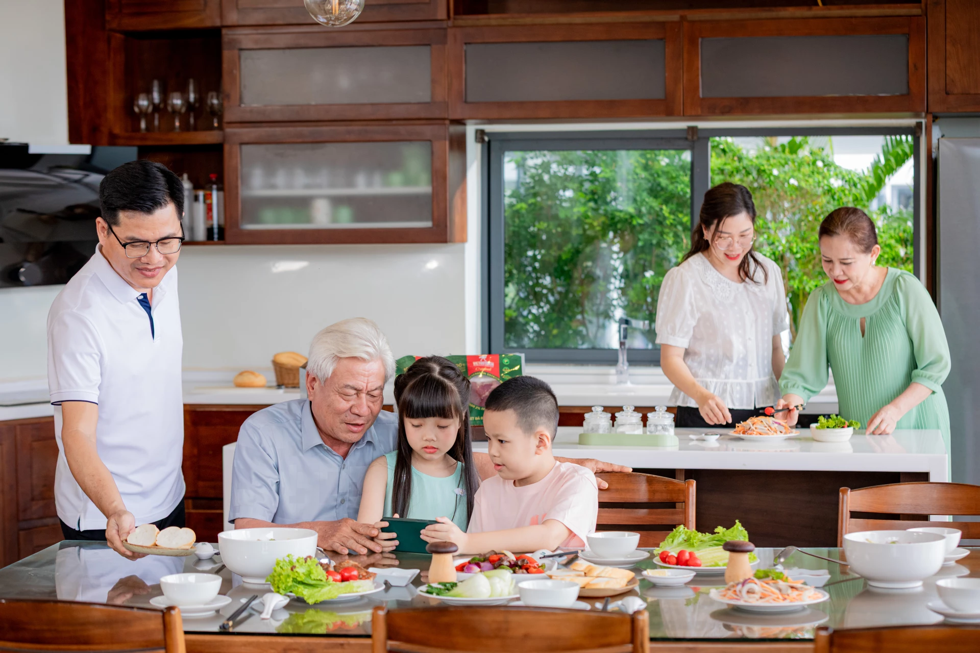 Cả nhà sum vầy thưởng thức món ăn được chế biến từ thịt đà điểu VietOstrich