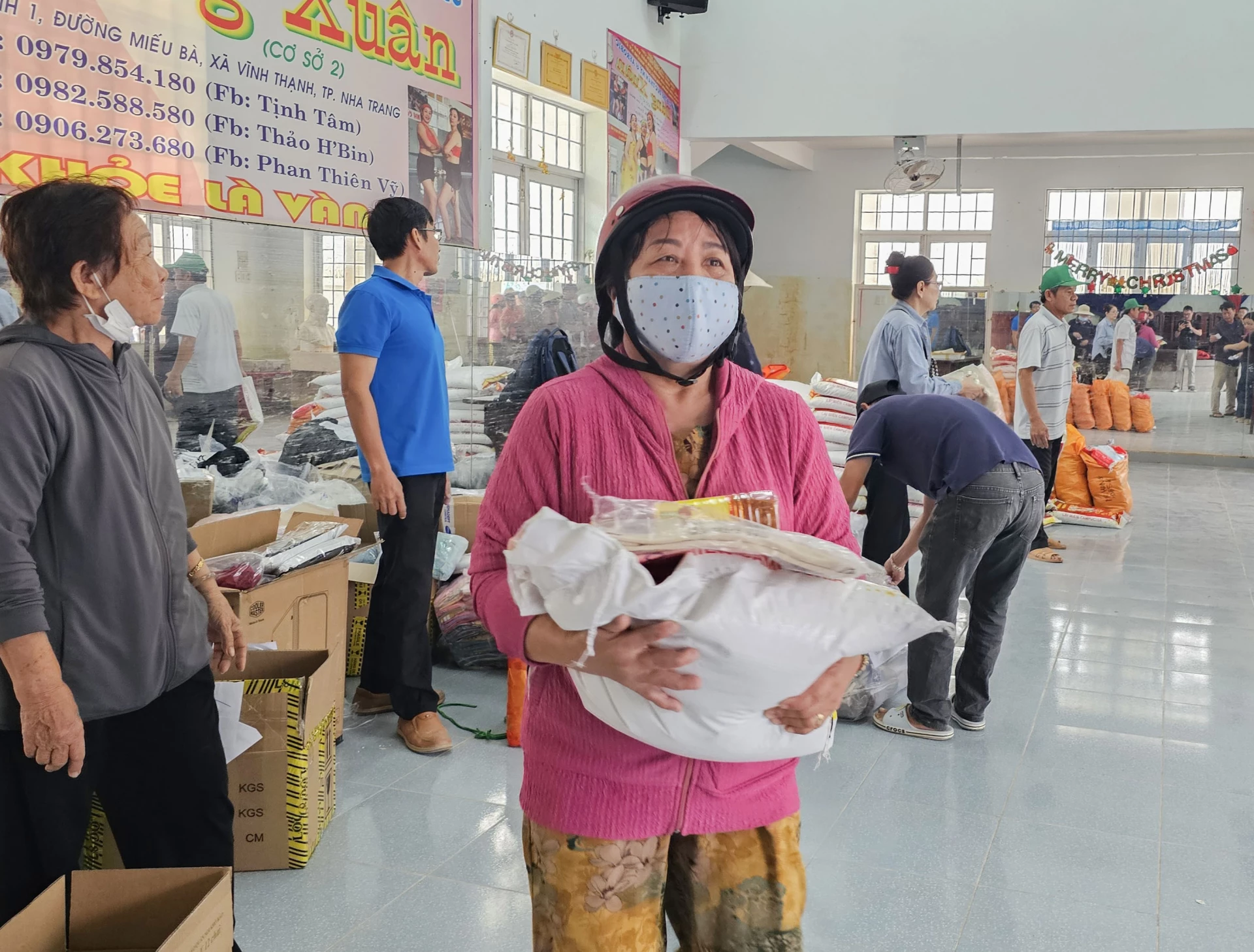 Người dân vùng lũ phường Tây Nha Trang nhận quà hỗ trợ.