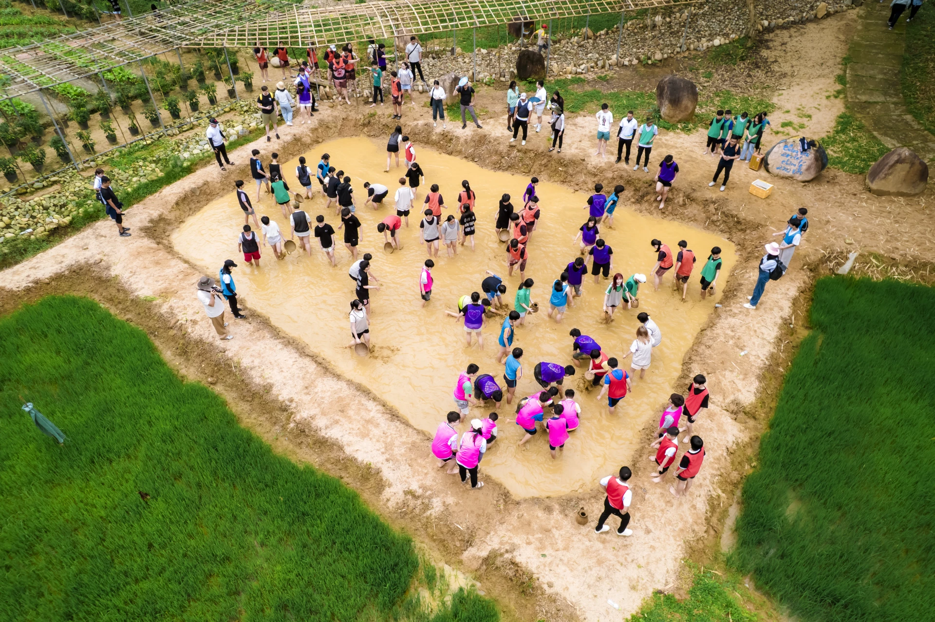 Học sinh trải nghiệm bắt cá tại Yang Bay