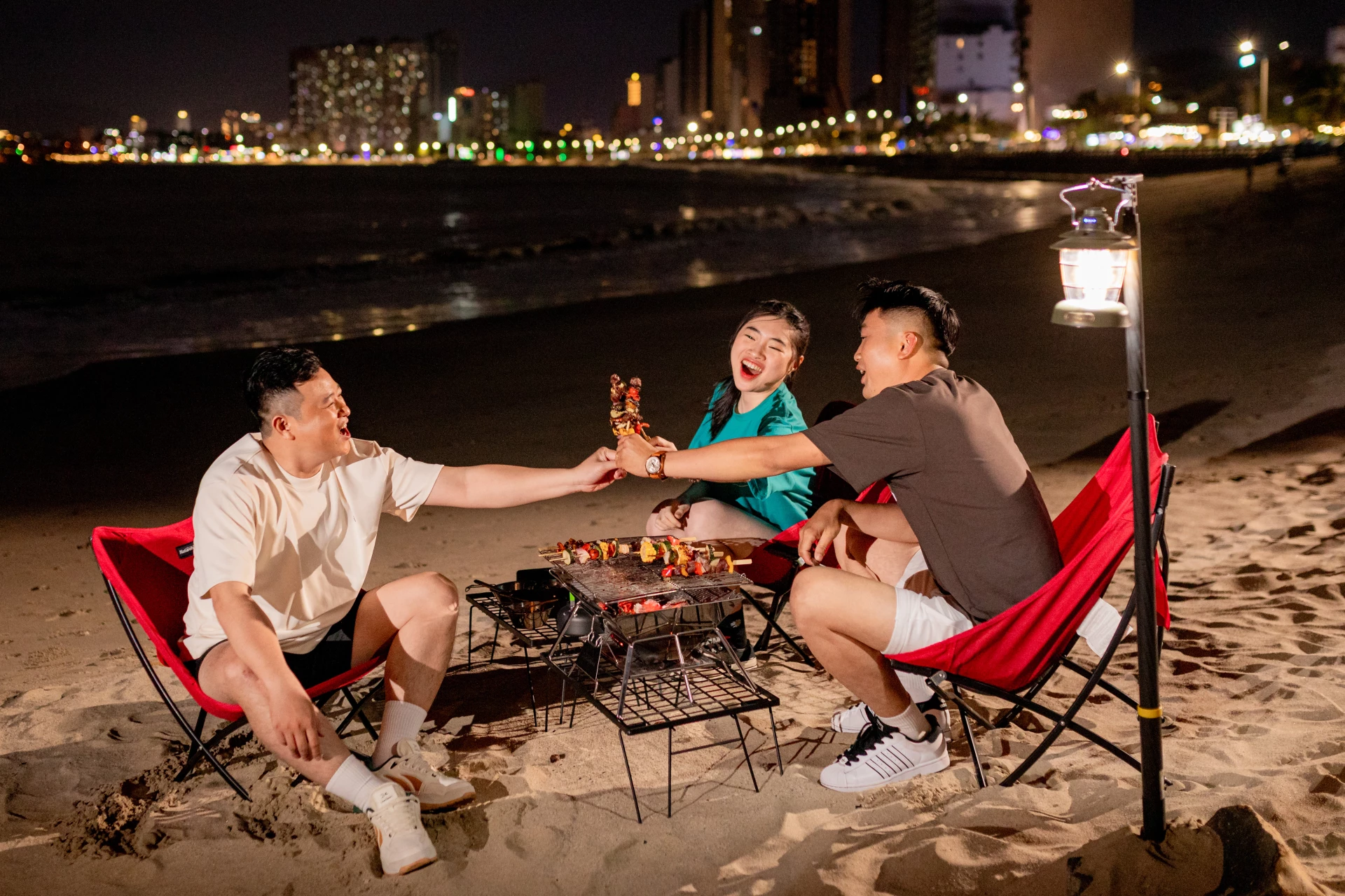 Lai rai ngày Tết cùng bạn bè với món đà điểu nướng xiên que